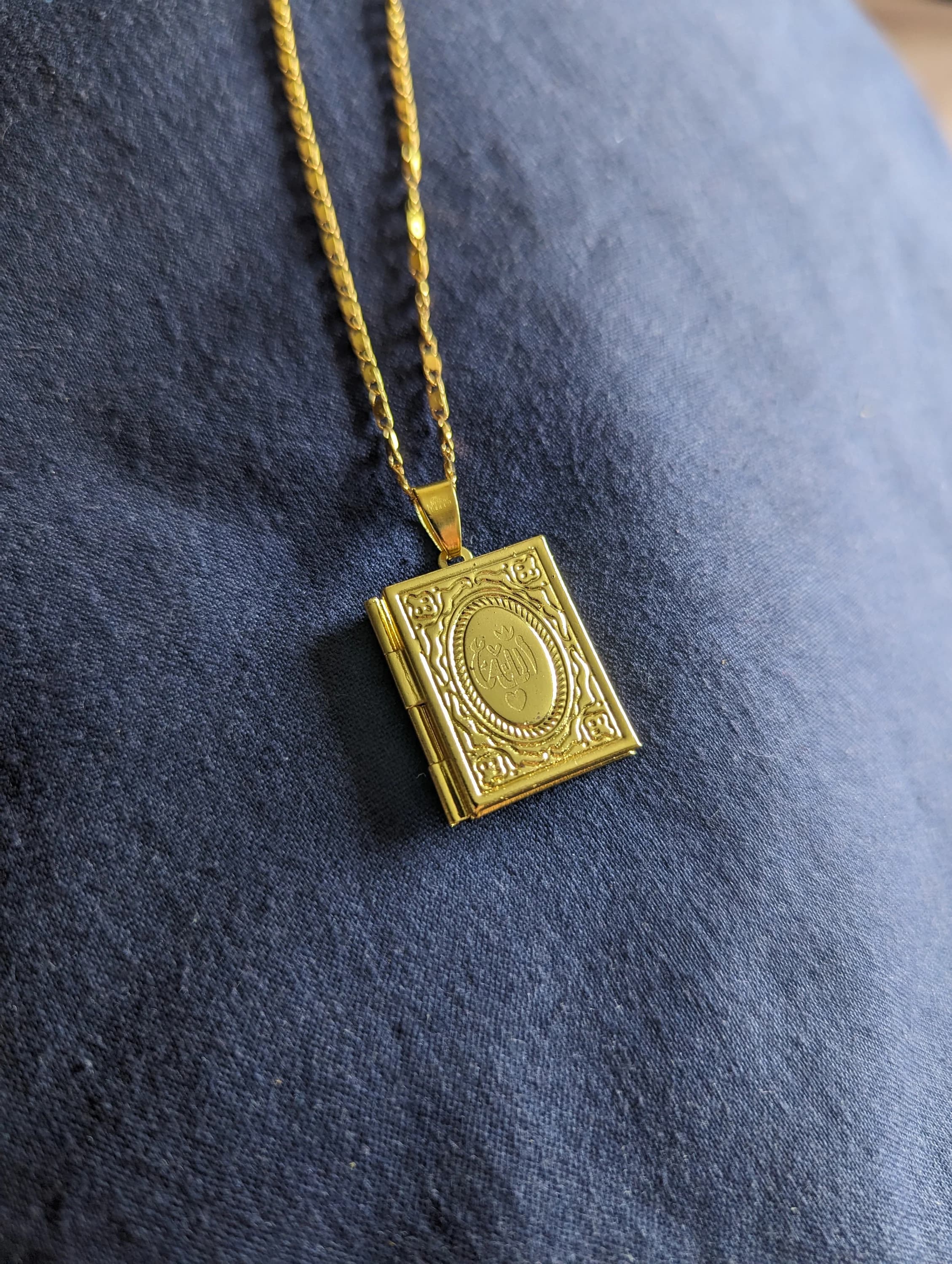 Gold plated photo box design pendant necklace
