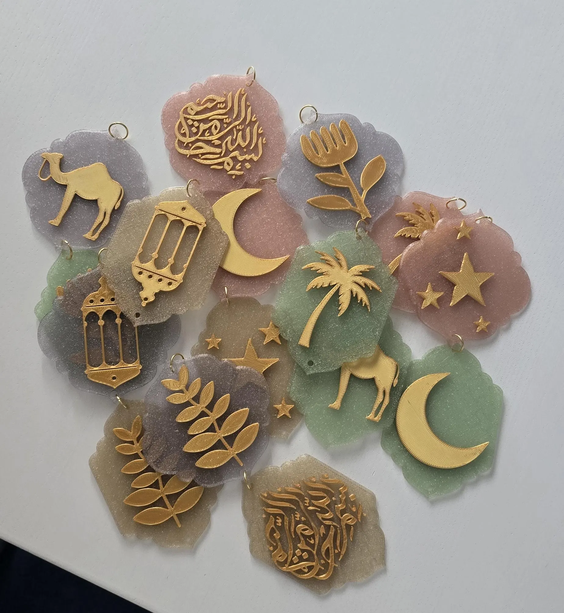8er Set Ramadan Anhänger. Individuelle Dekoration mit Quasten. Handgefertigt&Einzigartiger Farbverlauf (Regenbogen PLA) - image 3