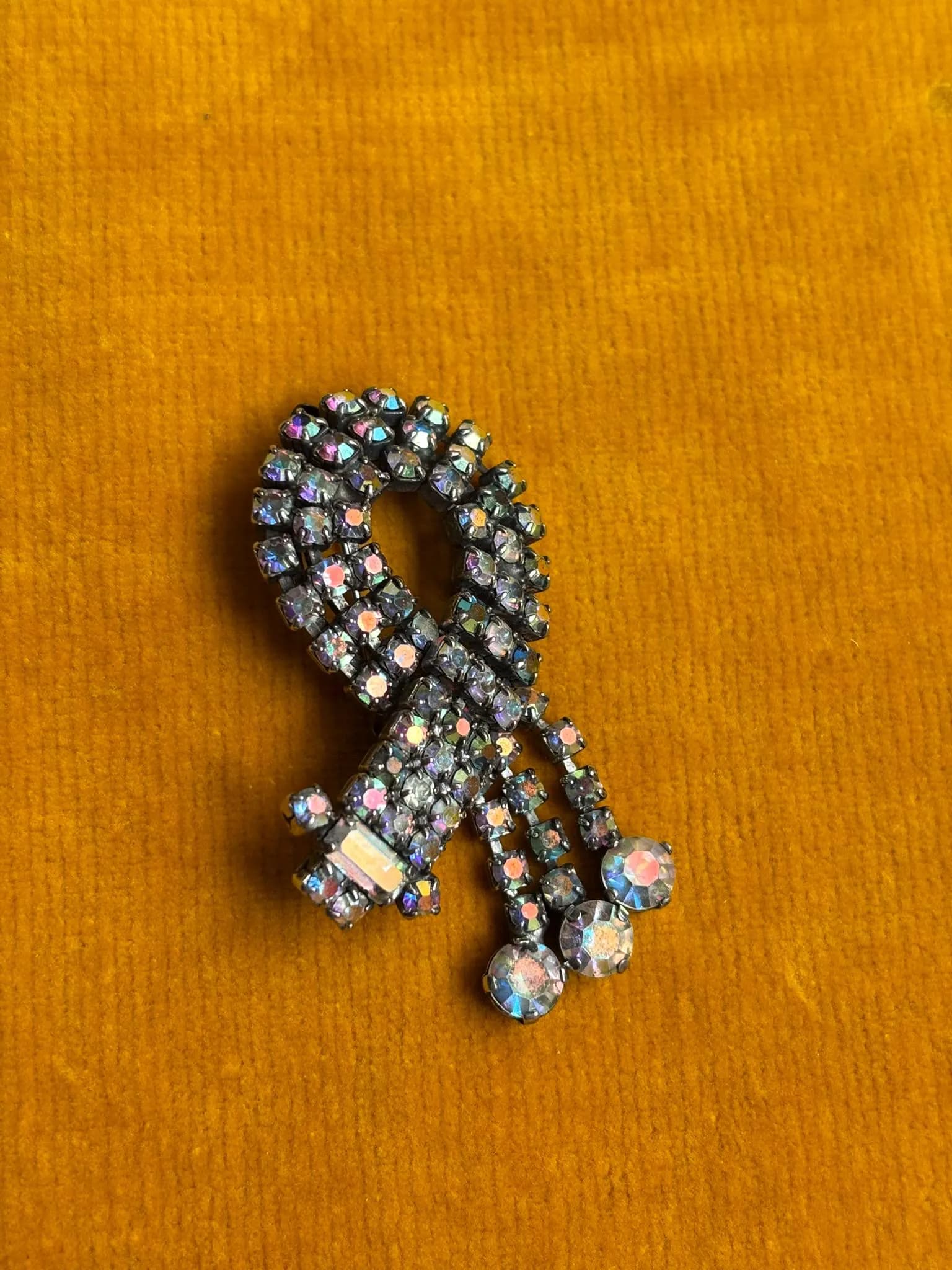 Aurora Borealis Strass Loop Brooch: Vintage Dangle Party Pin - image 3