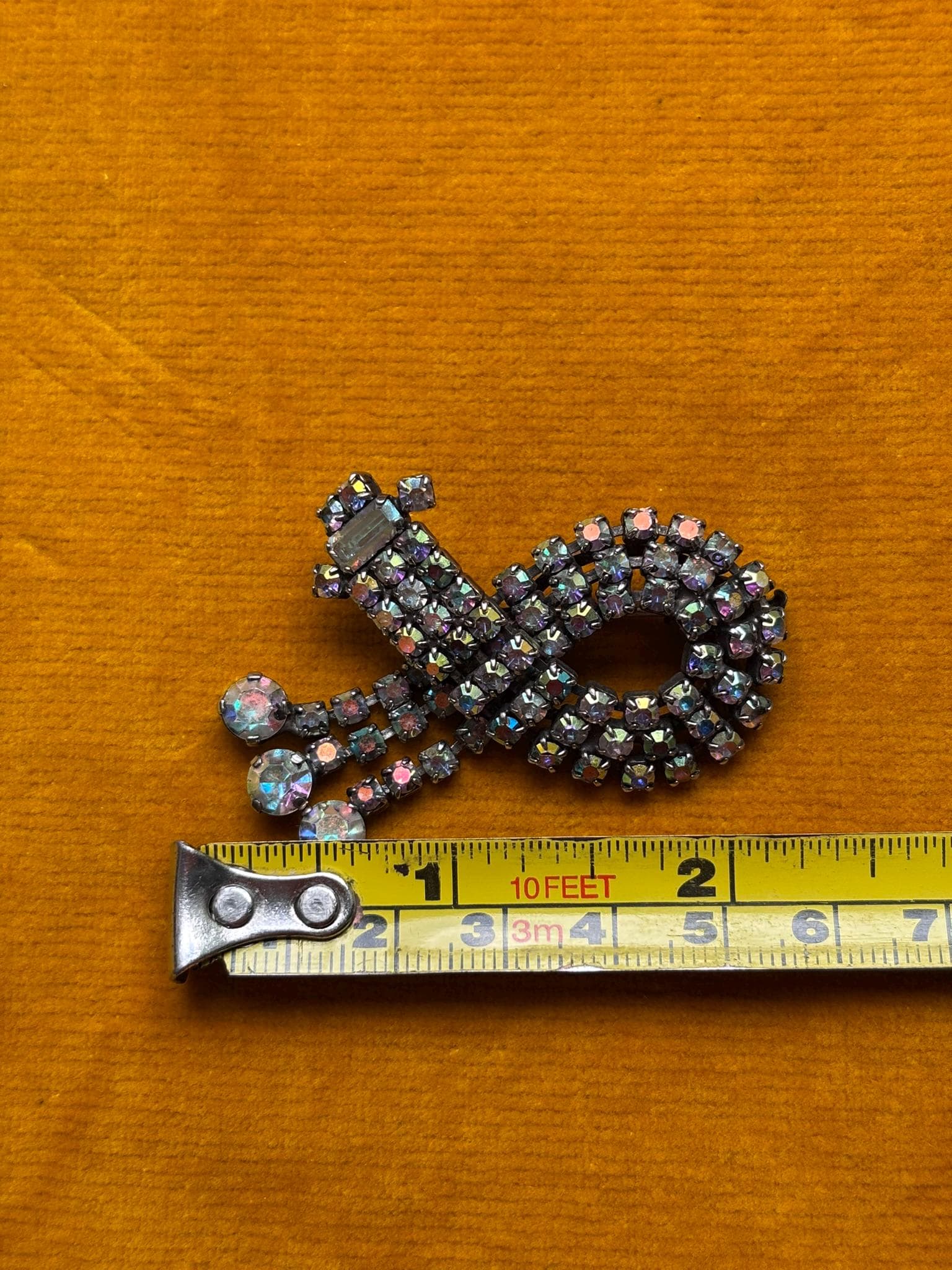 Aurora Borealis Strass Loop Brooch: Vintage Dangle Party Pin - image 5