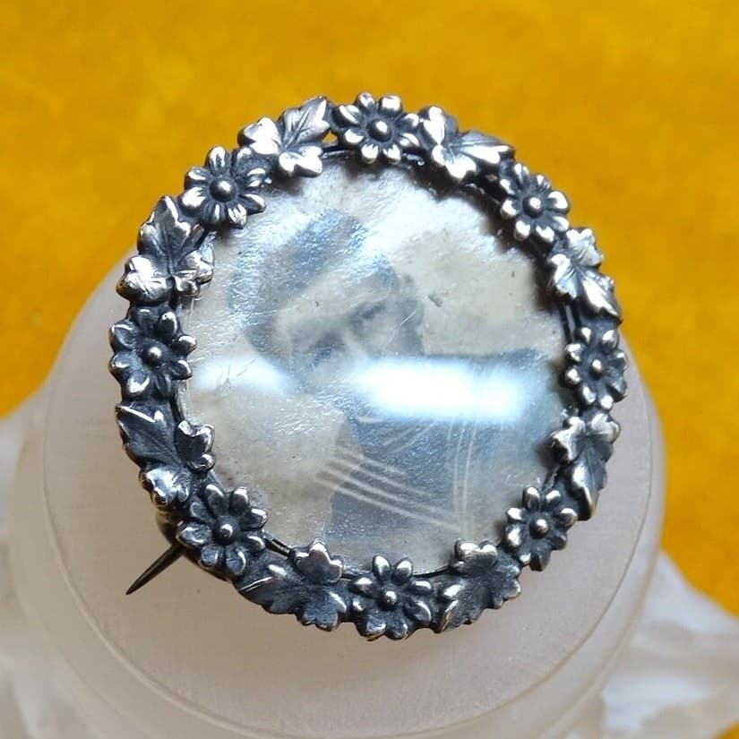 Edwardian remembrance pin. Photo brooch with floral silver frame. Antique bereavement jewellery