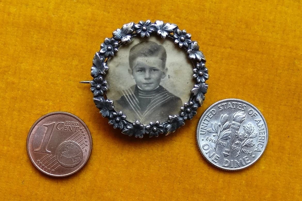 Edwardian remembrance pin. Photo brooch. Bereavement jewellery with coins for scale