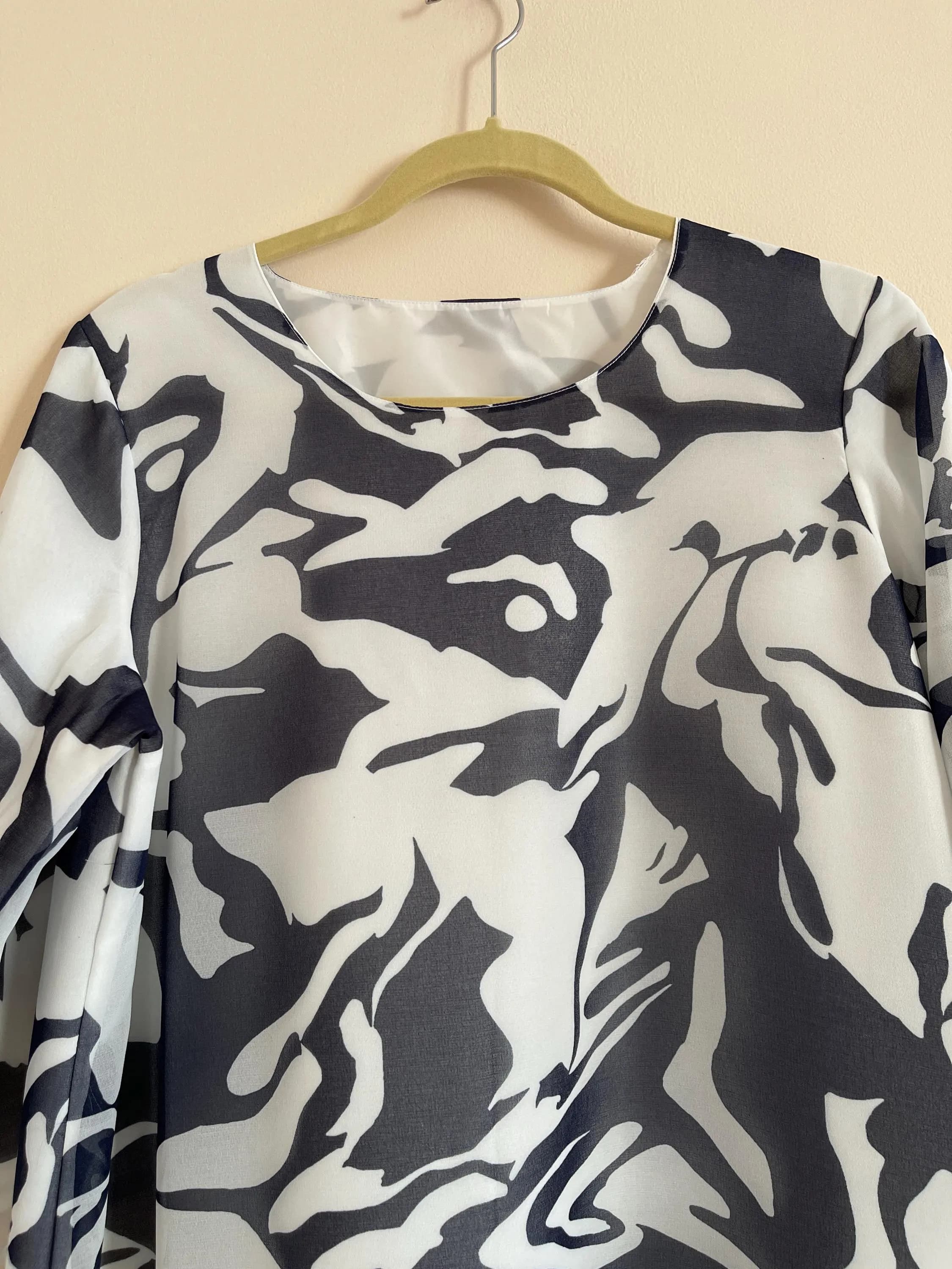 Abstract Print Maxi Dress: Chic Black and White Long Sleeve Dress - image 4