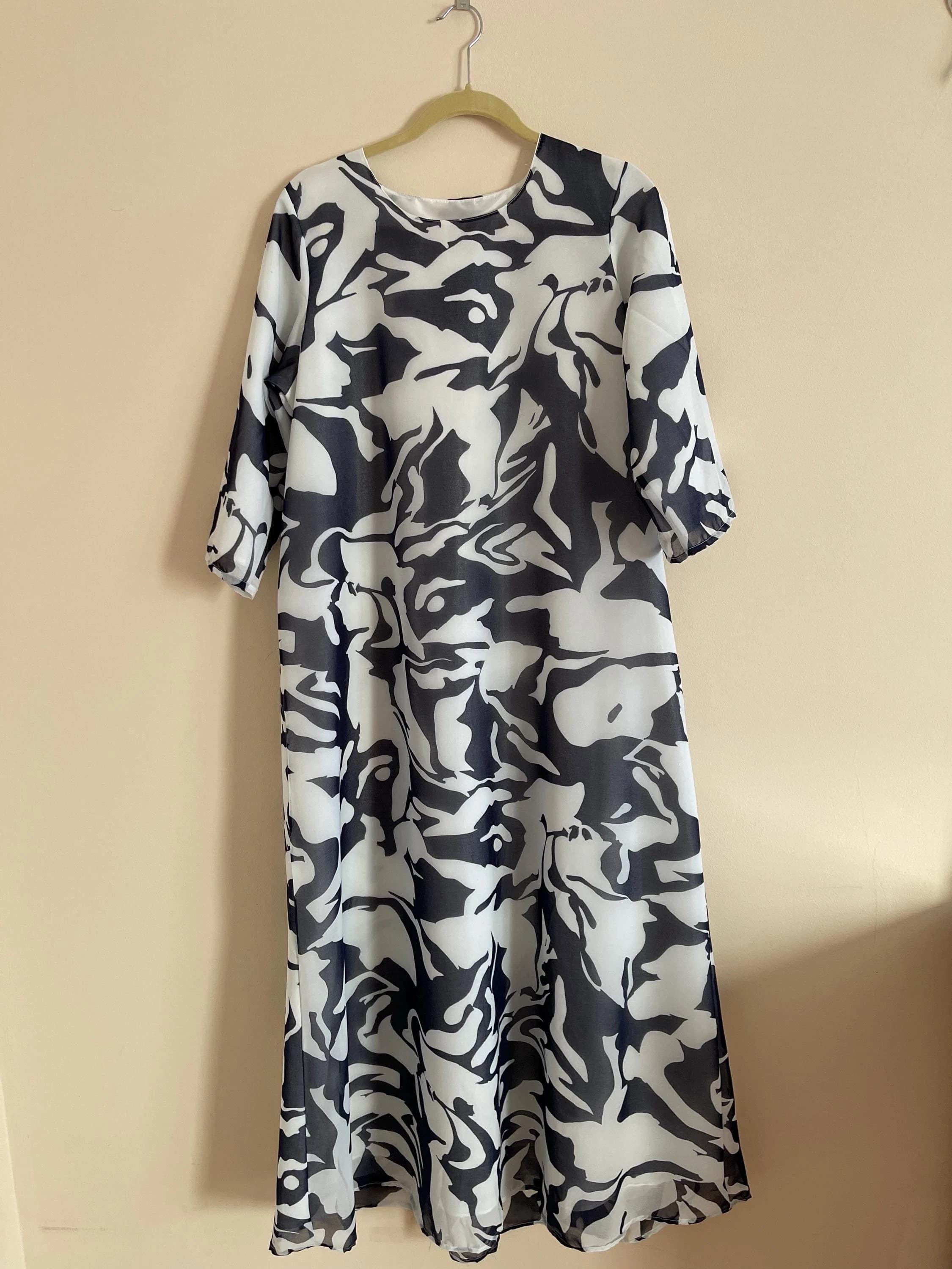 Abstract Print Maxi Dress: Chic Black and White Long Sleeve Dress