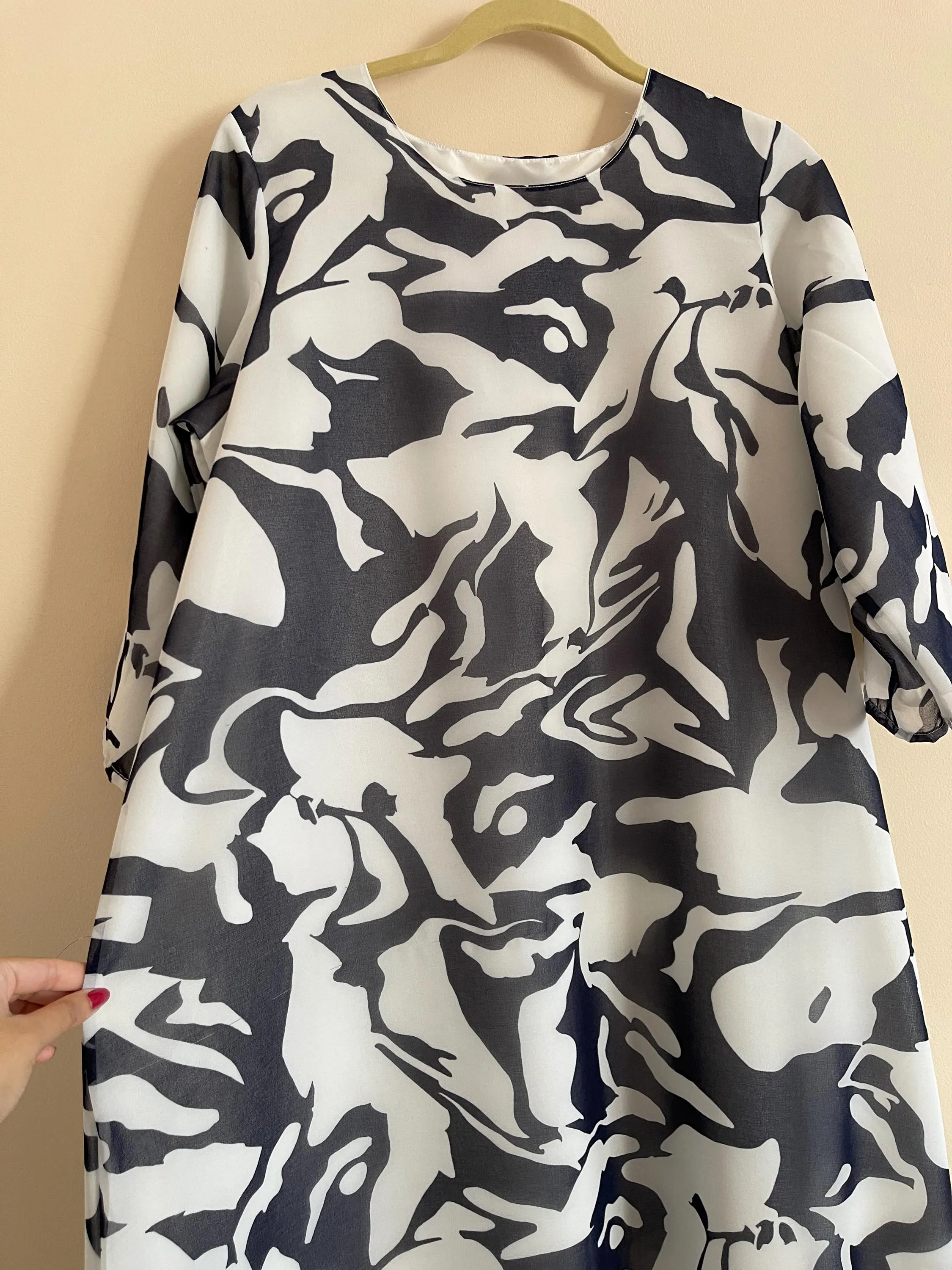 Abstract Print Maxi Dress: Chic Black and White Long Sleeve Dress - image 3