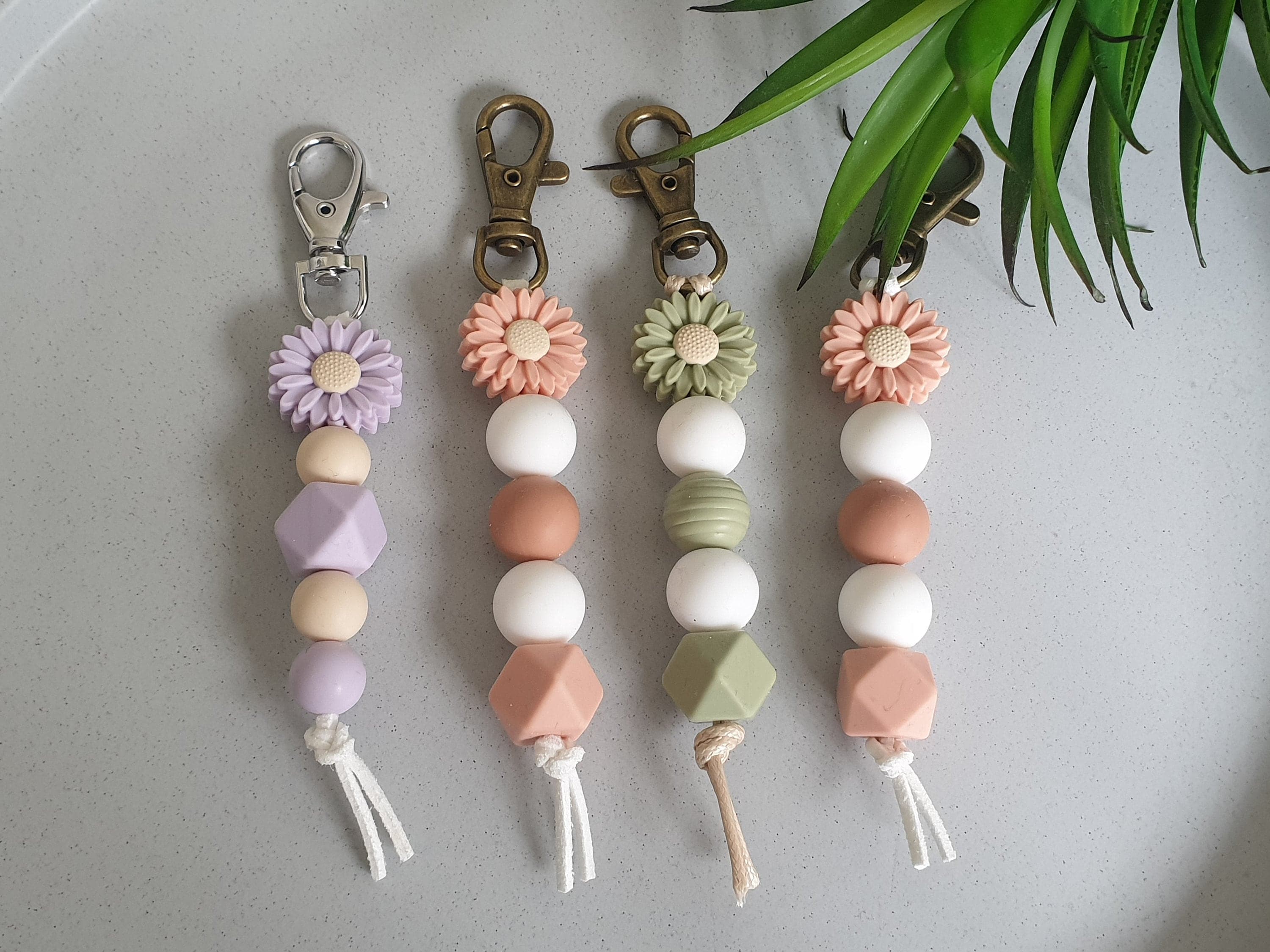 Keychain silicone bead daisy keychain- beaded keyring - Gift - Handbag accessories