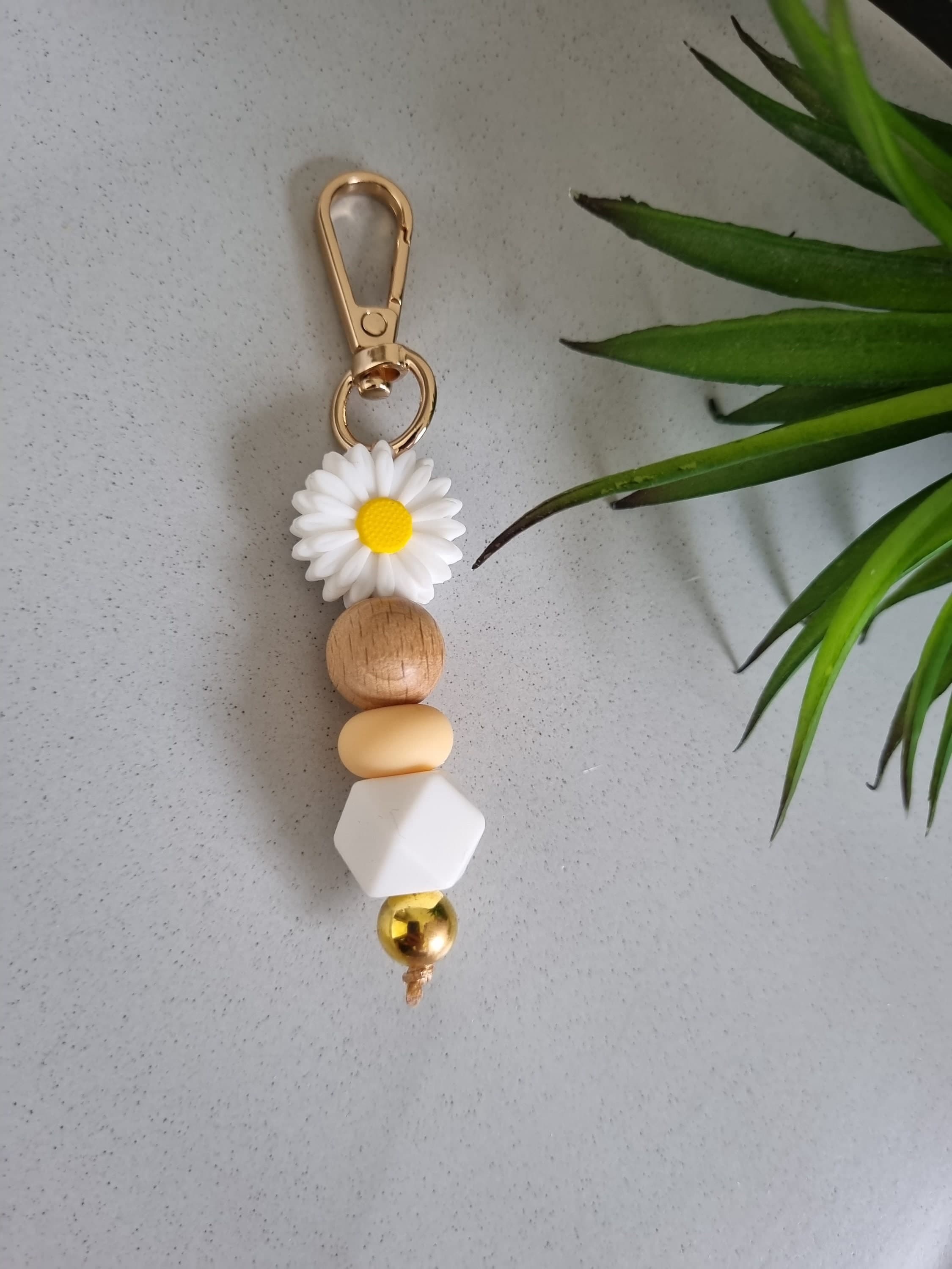 Daisy Beaded Keychain: Silicone Bead Keyring, Handbag Charm - image 3