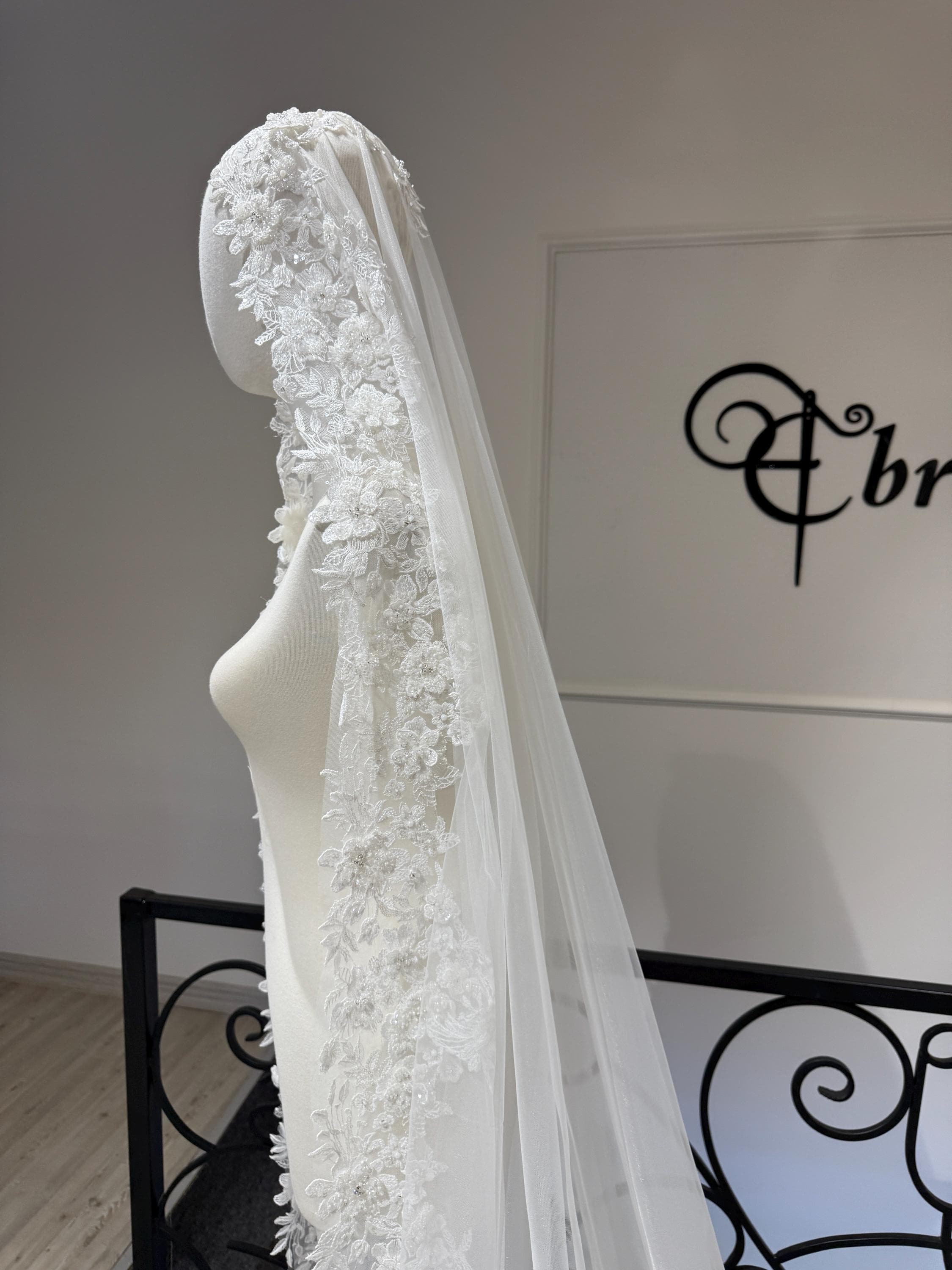 Luxurious Lace Bridal Veil Elegant Wedding Veil - image 4