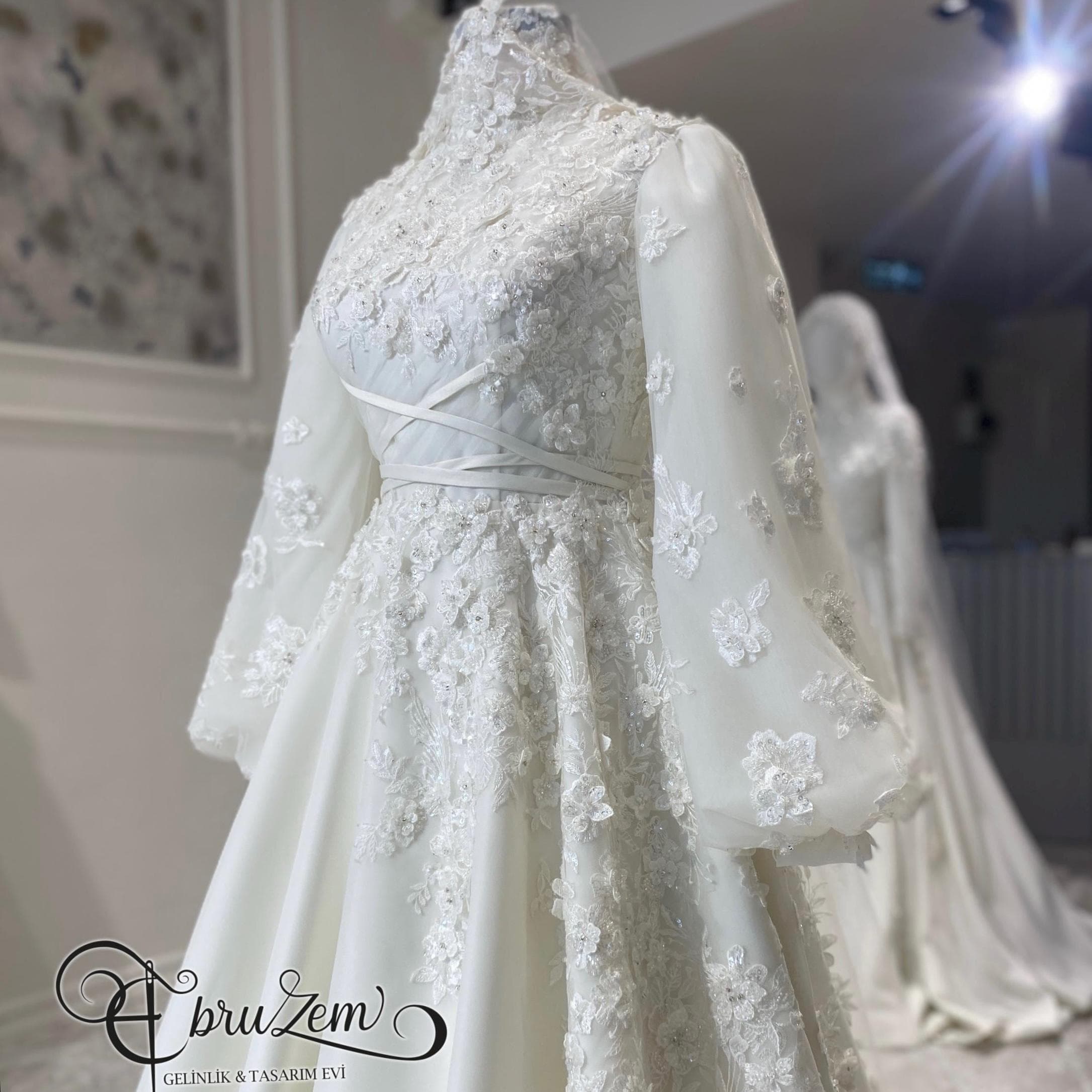 Luxury Hijab Wedding Dress – Long Sleeve Satin & Lace Muslim Bridal Gown with Train
