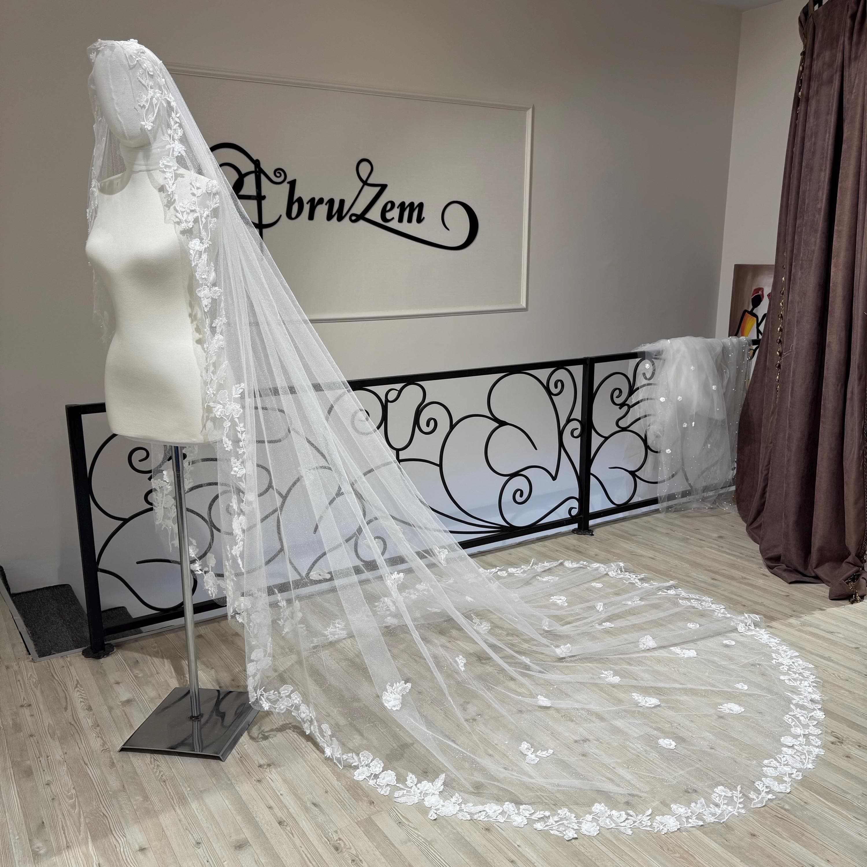 Elegant Lace Edge Wedding Veil   Long Tulle,