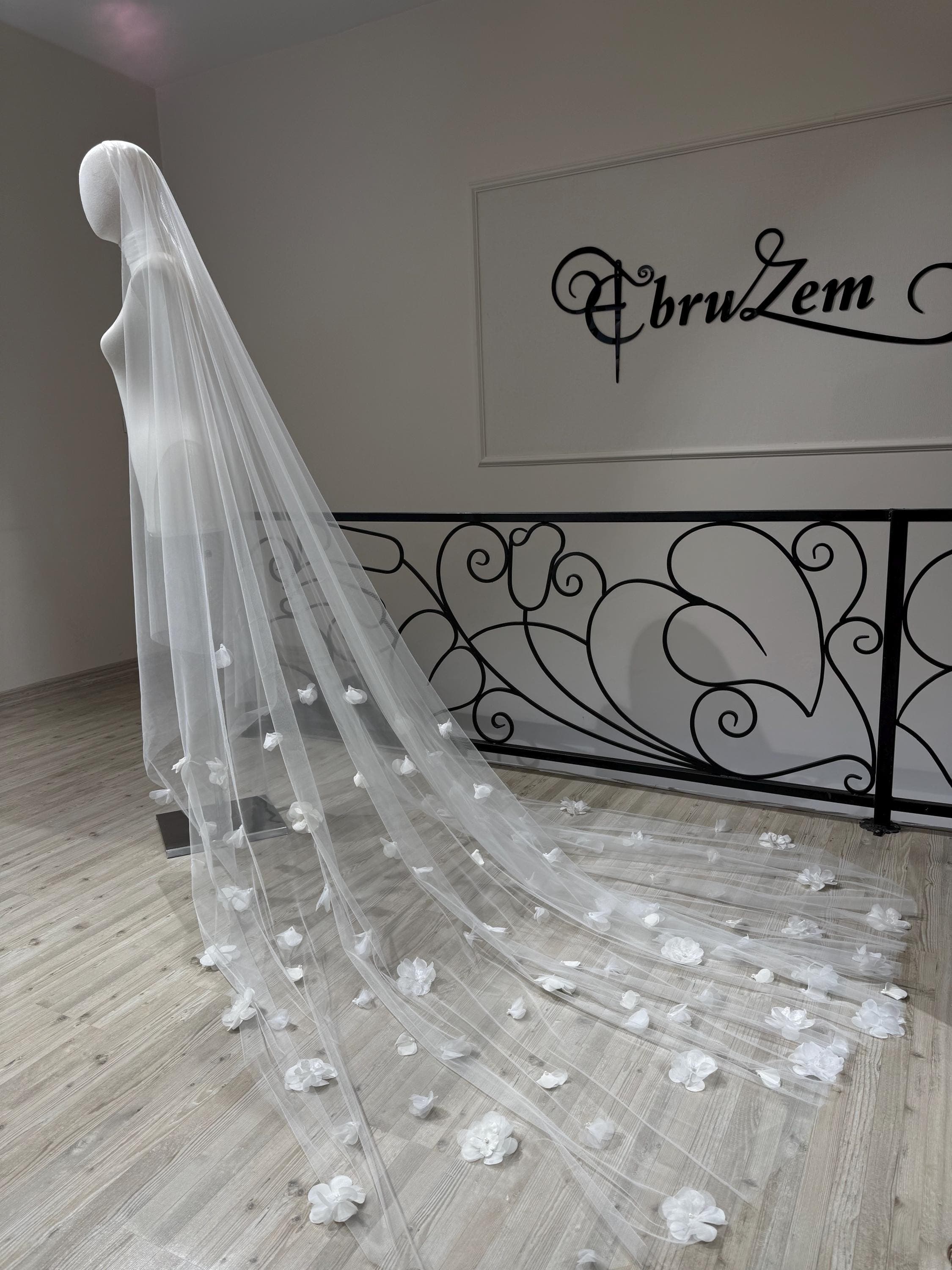 Floral Lace Bridal Veil – Handcrafted Wedding Veil with Delicate Flower Embroidery