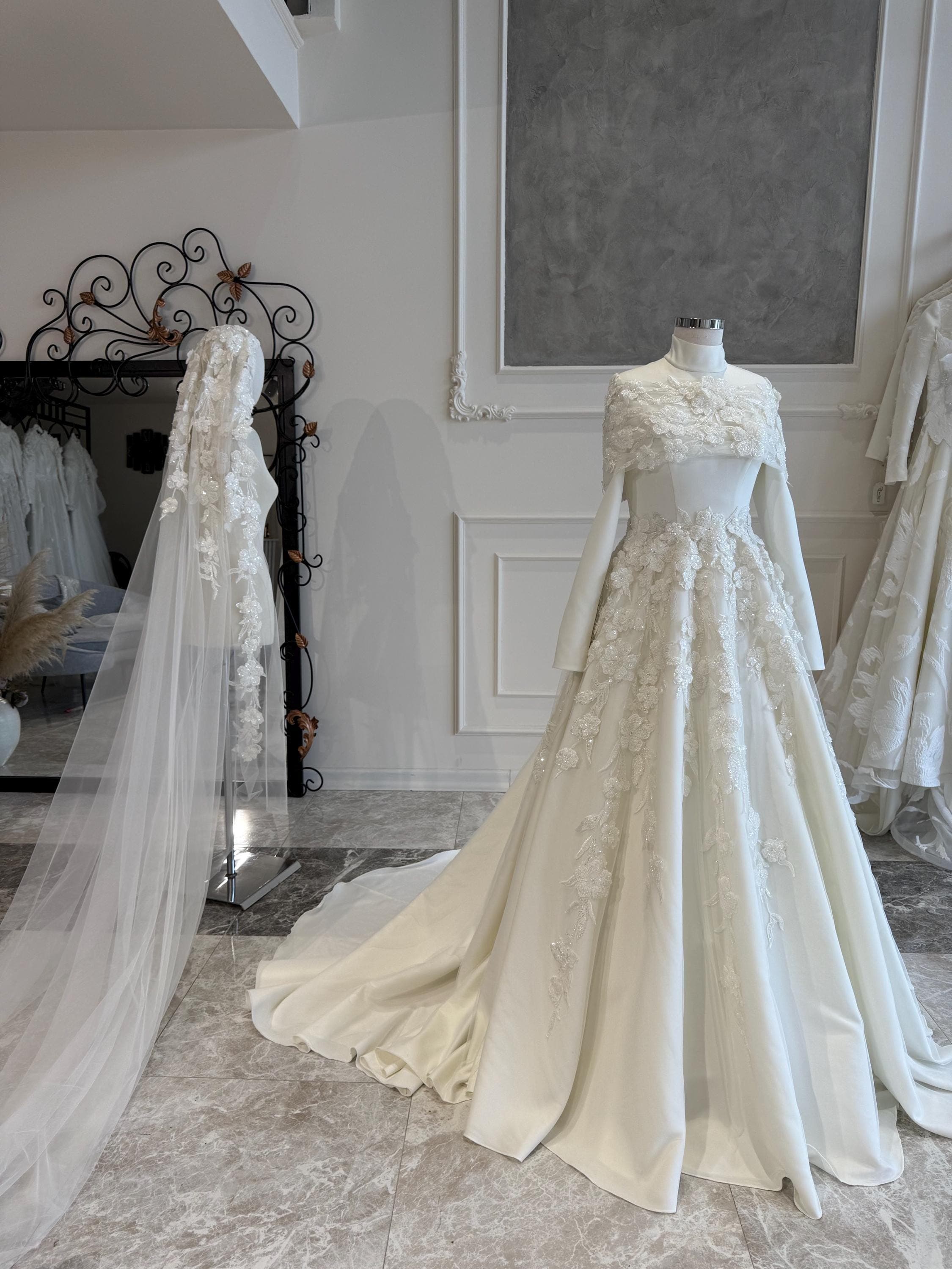 Elegant Lace Hijab Wedding Dress – Modest Long Sleeve Bridal Gown with Train - image 4