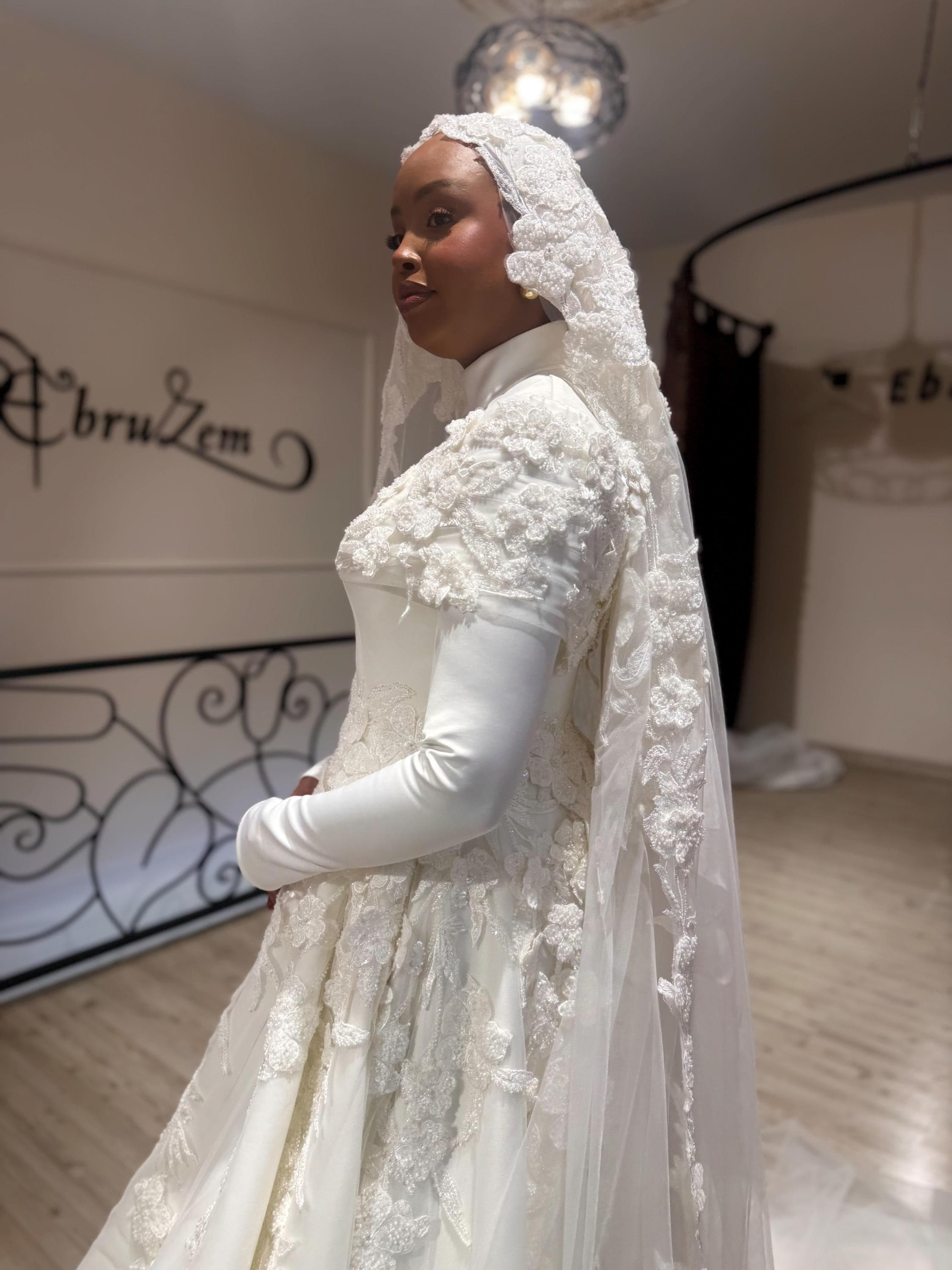 Elegant Lace Hijab Wedding Dress – Modest Long Sleeve Bridal Gown with Train - image 3