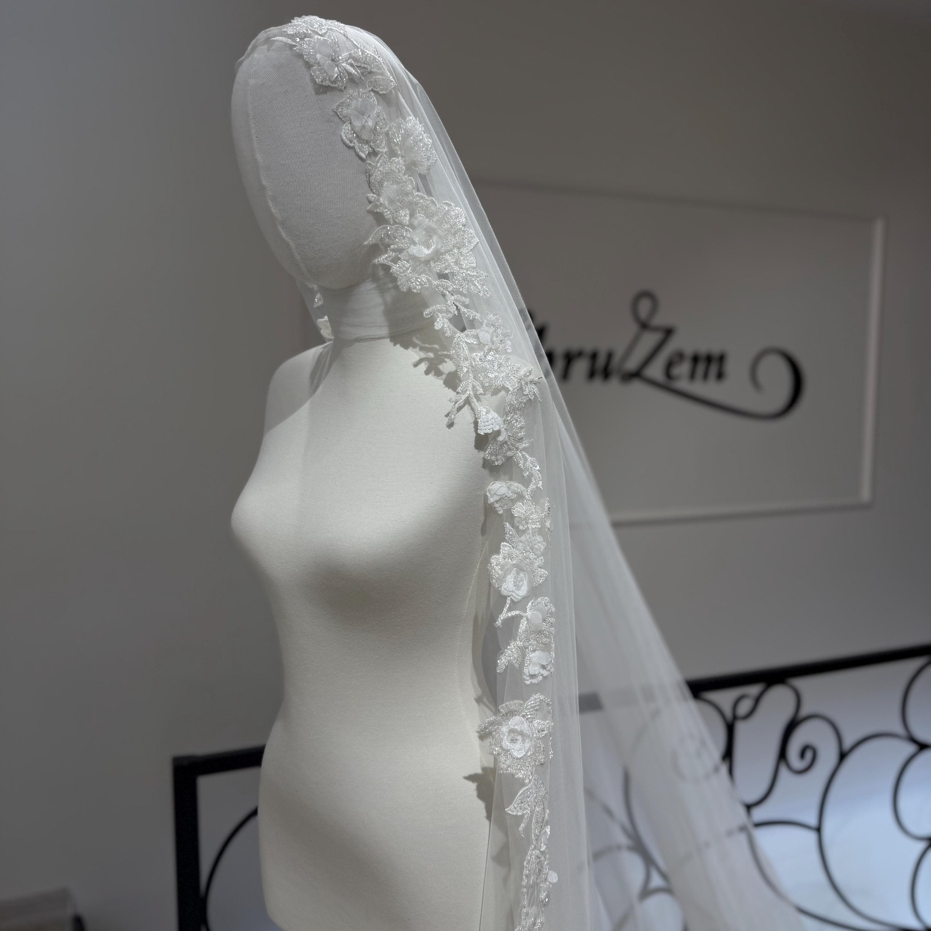 Wedding Veil in Silk Tulle lace – Handmade Long Bridal Veil with Elegant Detail