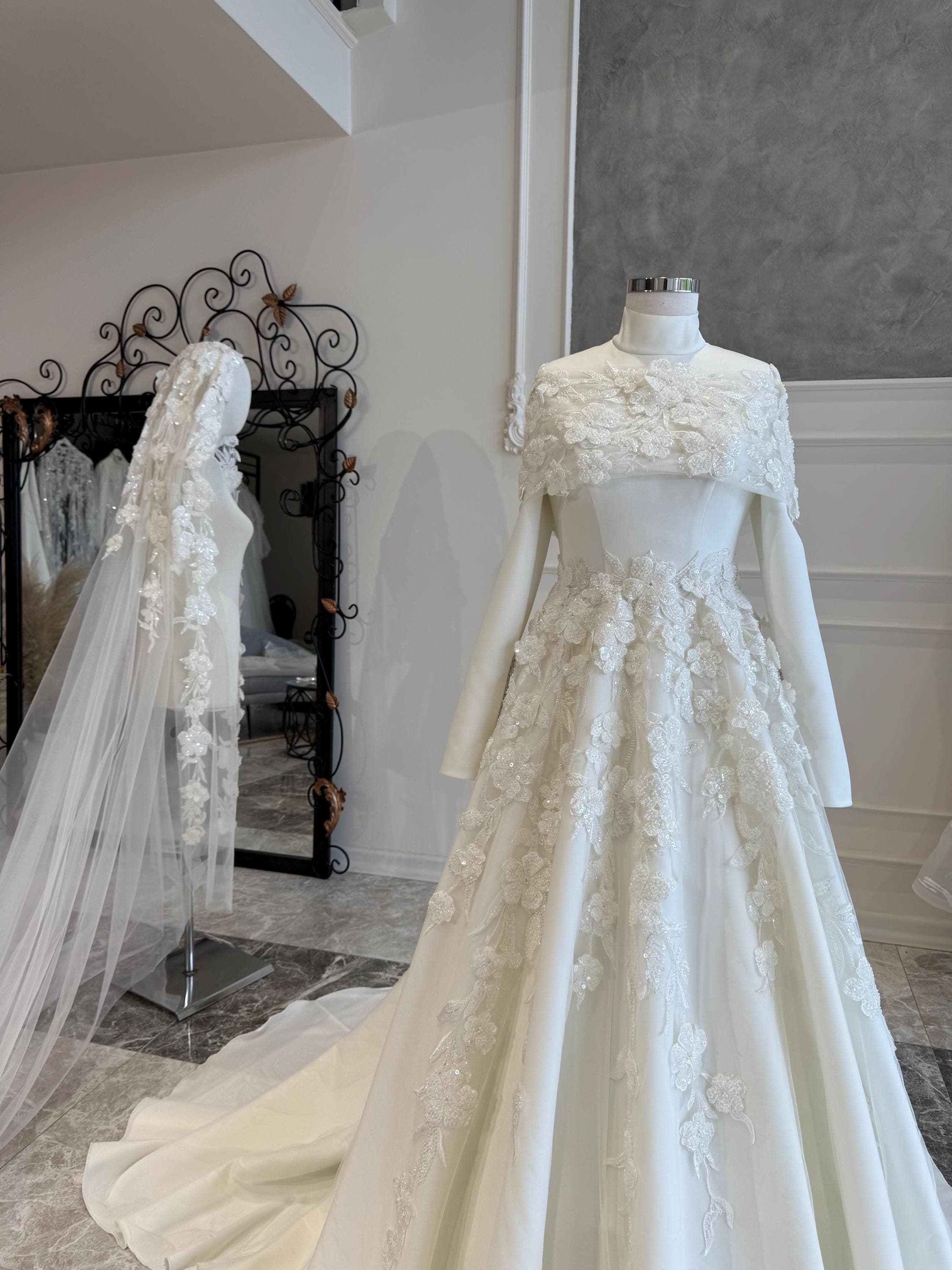 Elegant Lace Hijab Wedding Dress – Modest Long Sleeve Bridal Gown with Train
