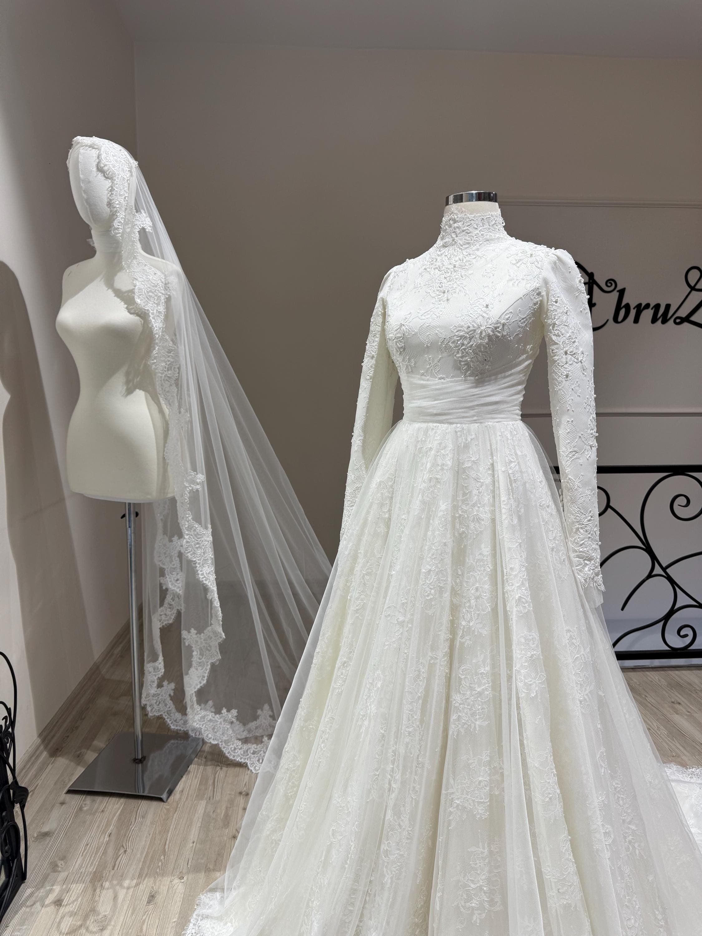 Modest Hijab Wedding Dress – Long Sleeve Lace Muslim Bridal Gown