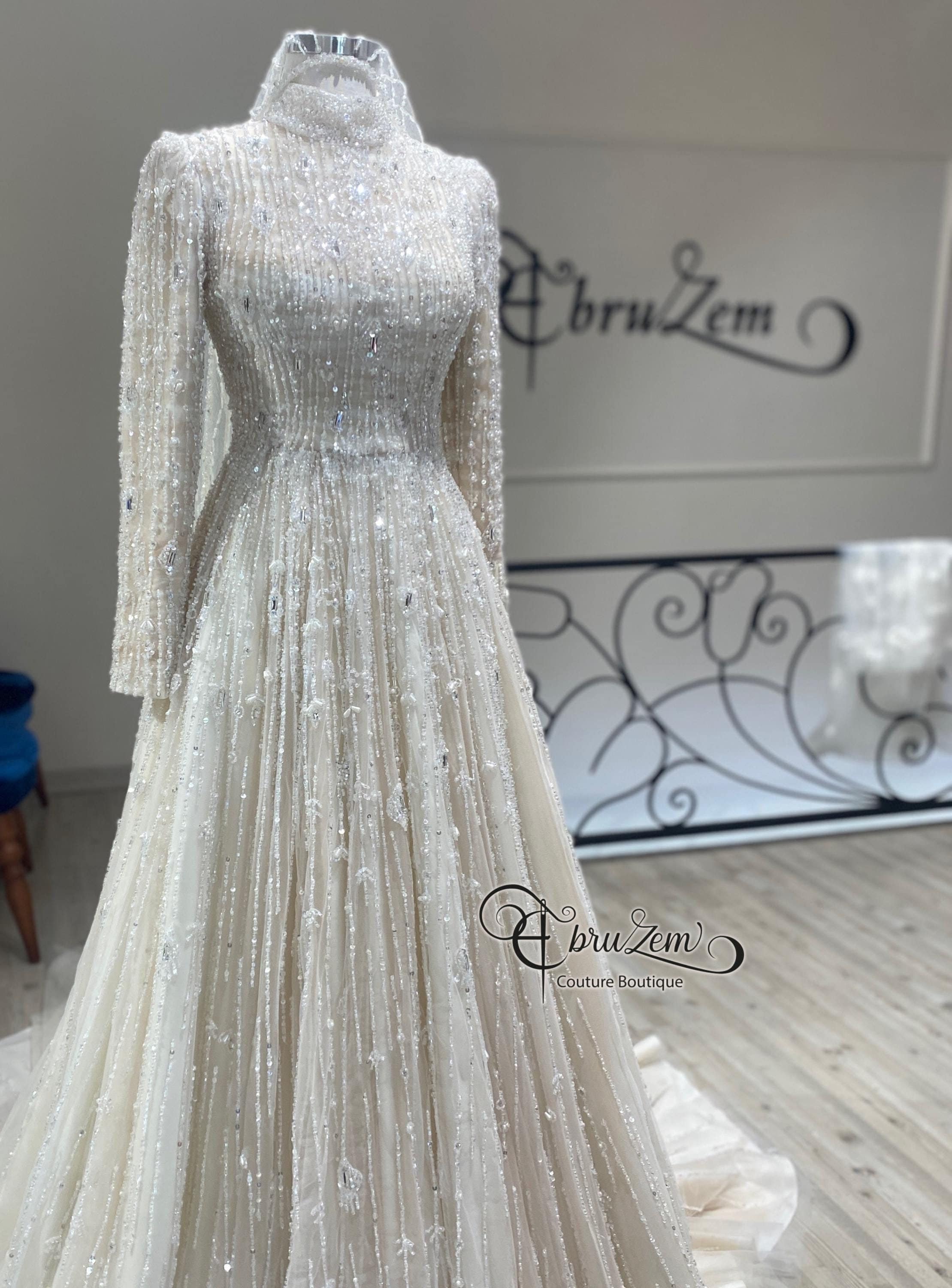 “A Dreamlike Modest Wedding Dress with Original Designs: Dazzling Elegance”
