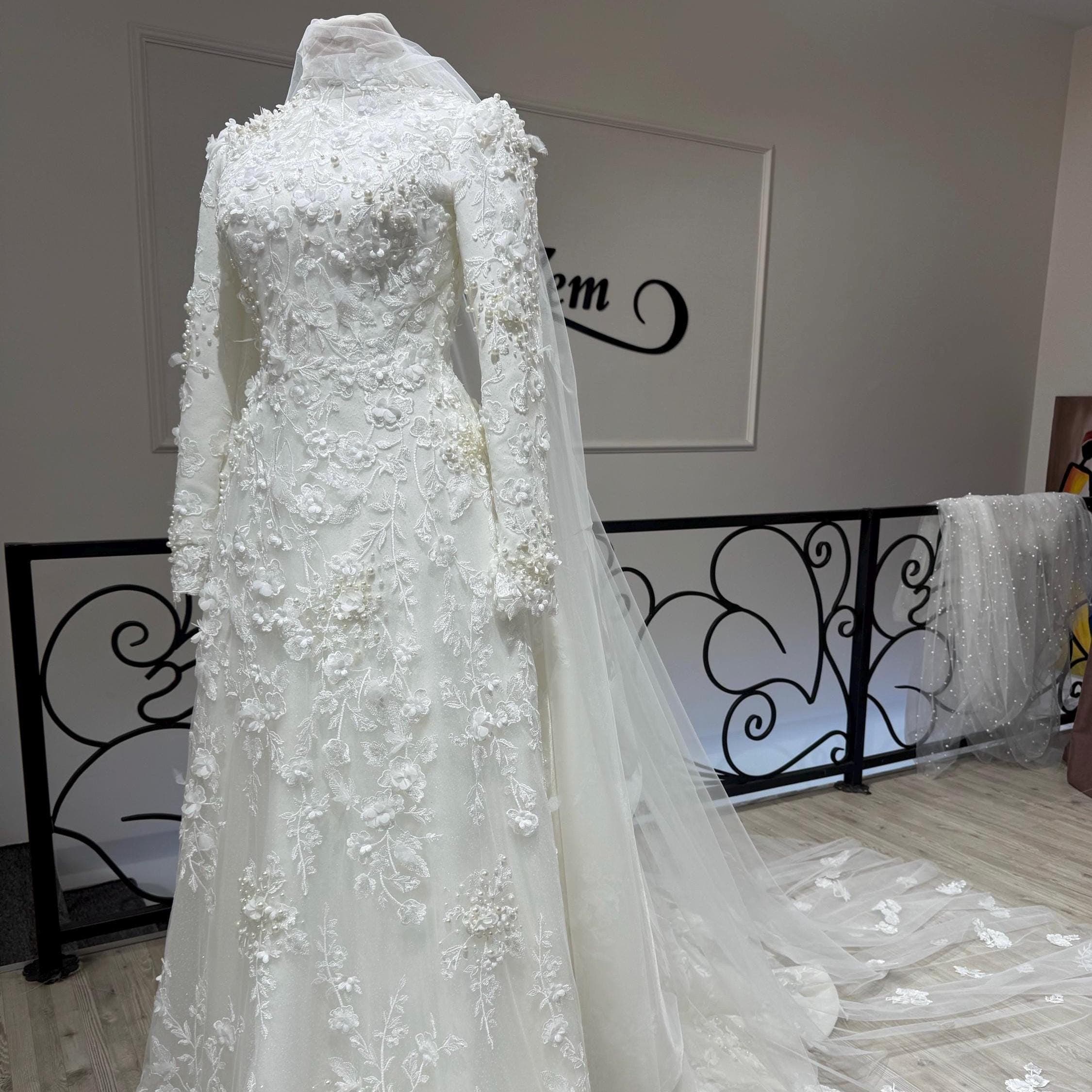 Handmade Muslim Wedding Dress – 3D Lace Hijab Gown with Train & Full Coverage