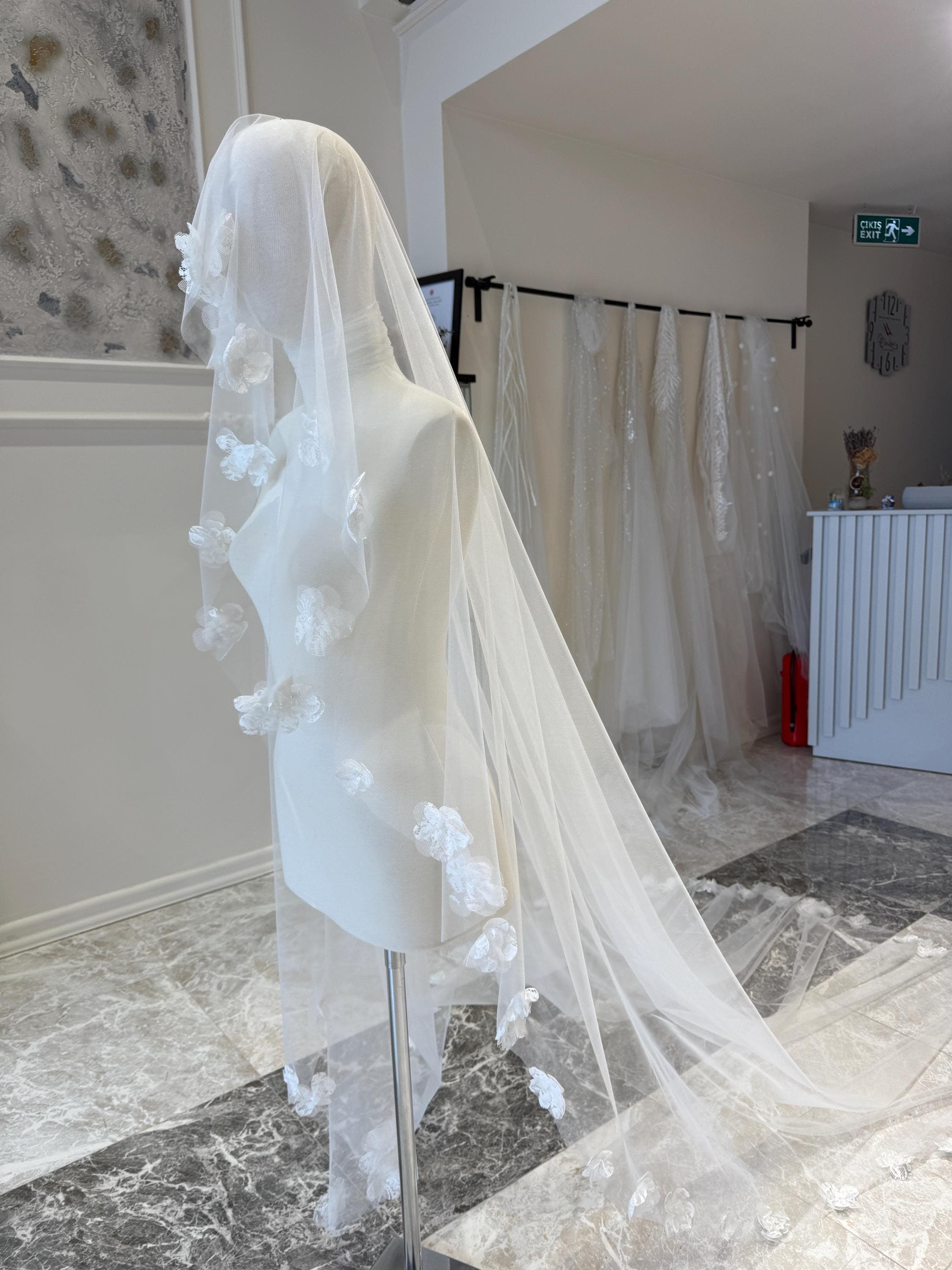 Elegant Cathedral Lace Appliqué Veil – One-Tier Soft Tulle Bridal Veil for Modest Brides