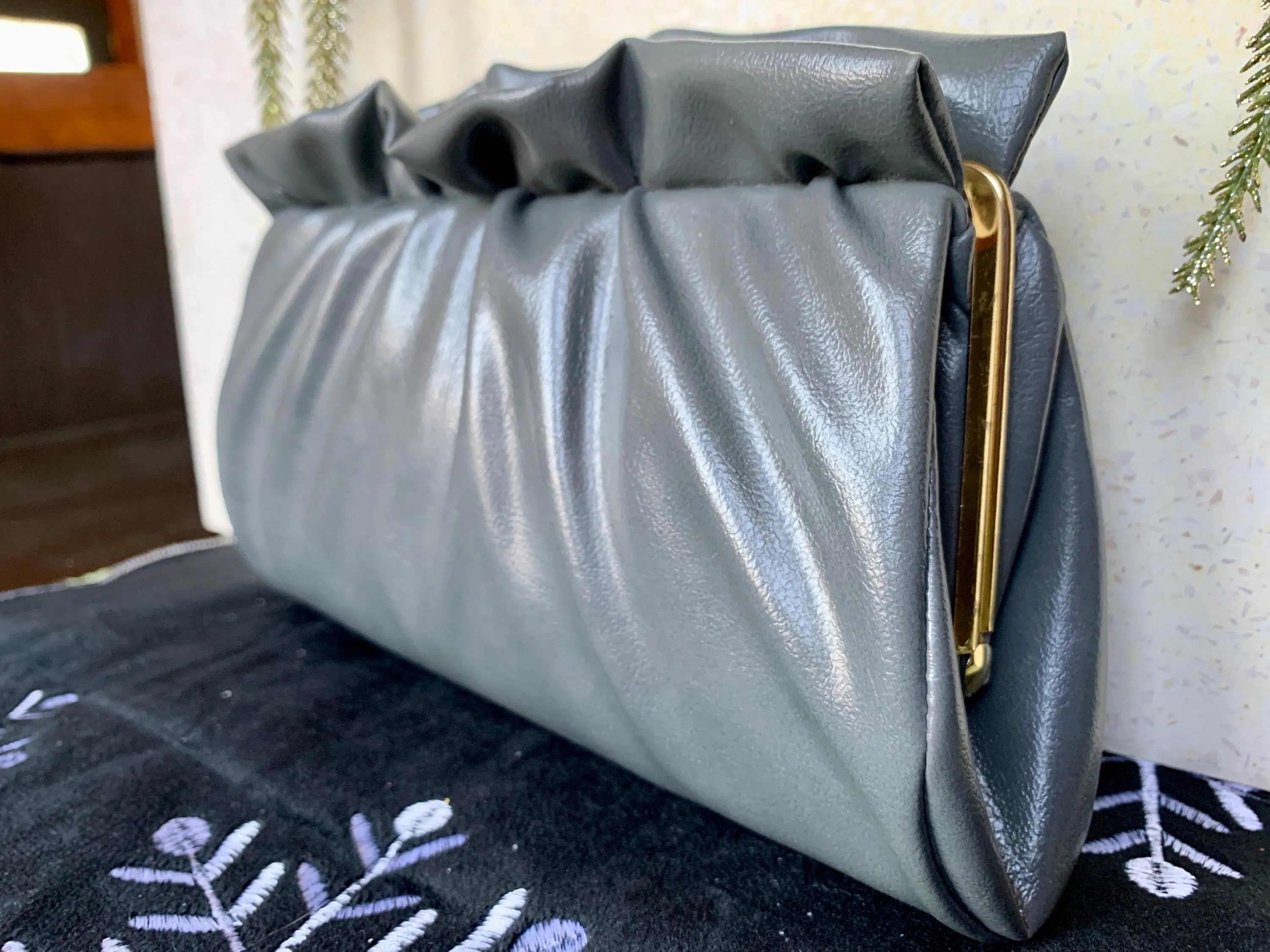 Unused Vintage 6“x 9 1/4” Grey Pebbled/Textured (Faux)Leather? Ruched Structured Clutch/Shoulder Bag w/Gold Frame, Clasp & 16.5” Chain Strap - image 5