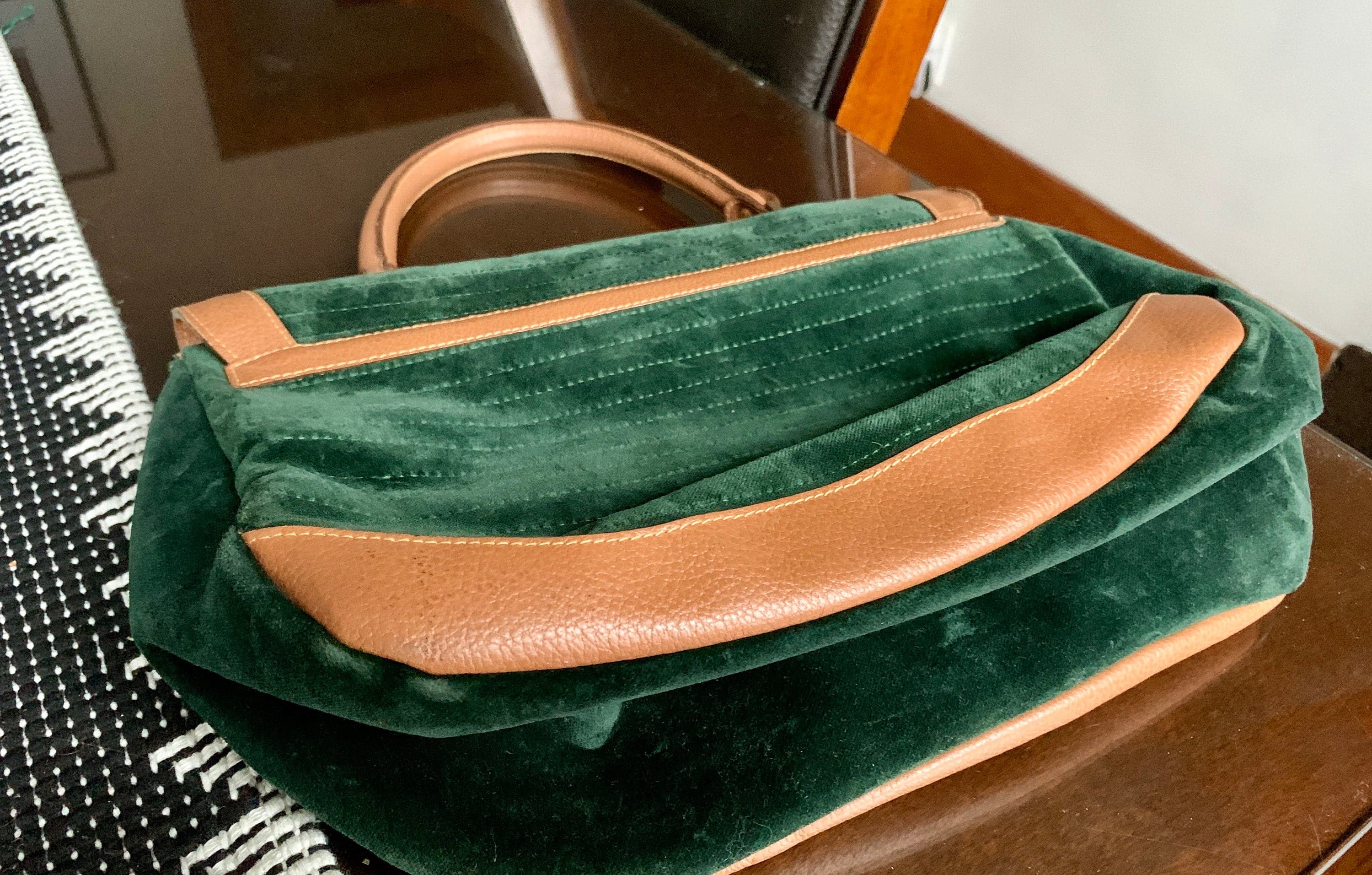 UNUSED Luxurious Vintage 16 1/2”x 15” Emerald Green Velvet & Tan Leather IL PORTICO Italian Satchel Hand Bag c.1950-60s w/Leather Interior - image 3