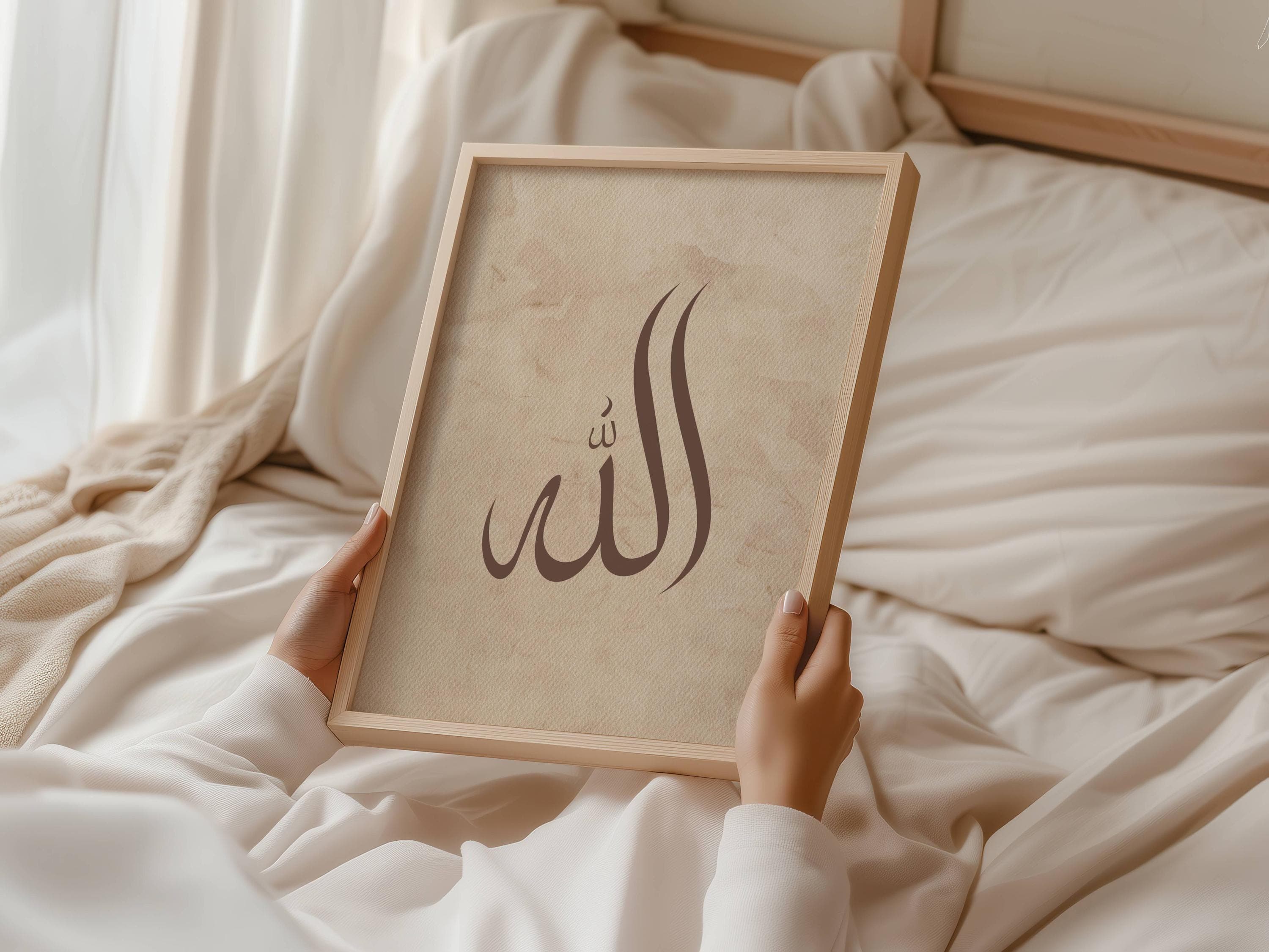 Allah name calligraphy wall art on beige textured canvas background, minimalist Islamic decor printable for modern Muslim home

Arabic calligraphy of Allah on neutral beige canvas texture, elegant Islamic wall art printable for home decor


Minimalist Allah wall art with beige tones and canvas texture, modern Islamic printable decor for living room or prayer space
