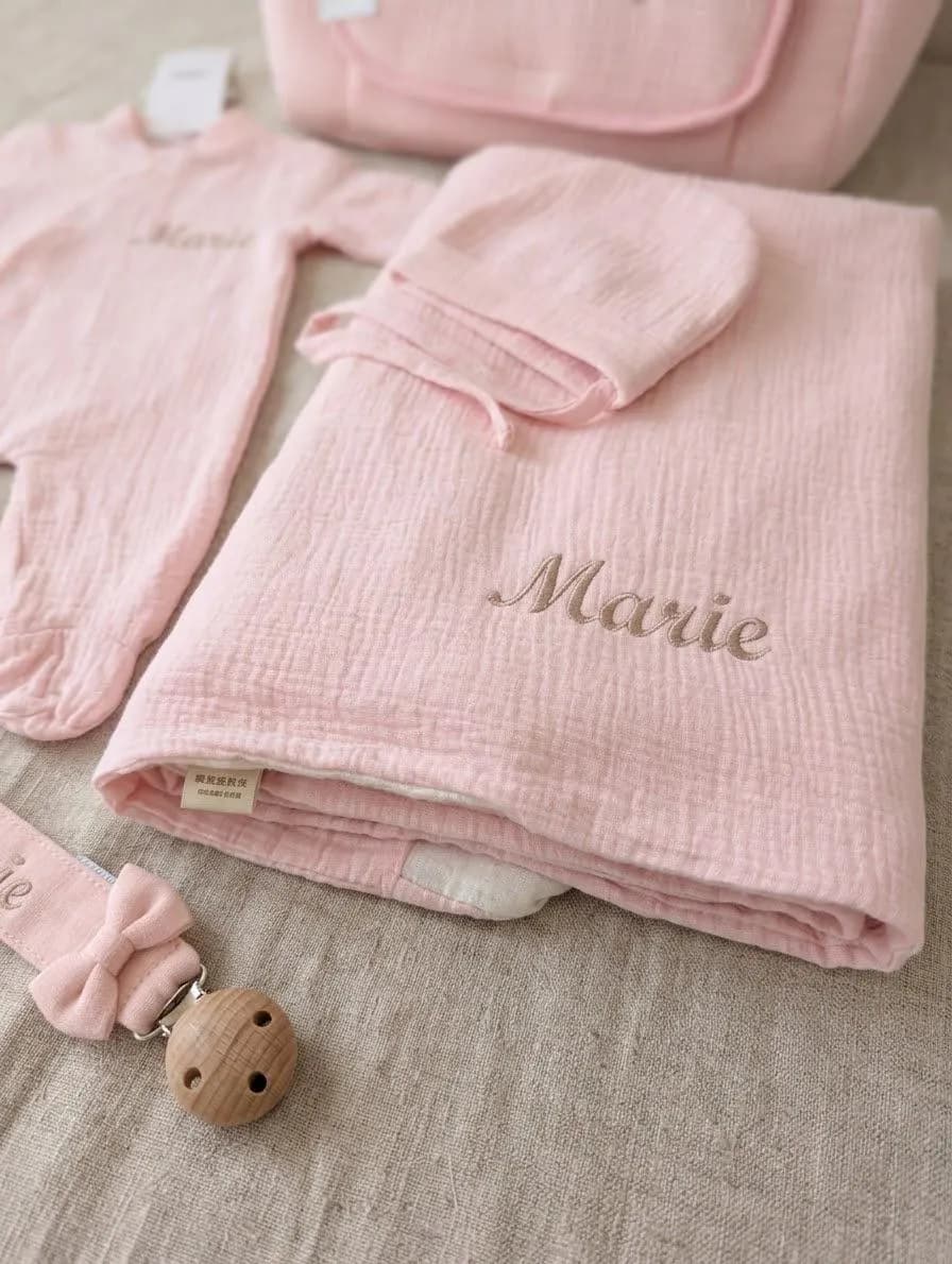 Ensemble de Naissance Personnalisé Gaze de Coton rose clair Pyjama, Bonnet, attache tétine Brodé et sac à lange- Cadeau naissance - image 4