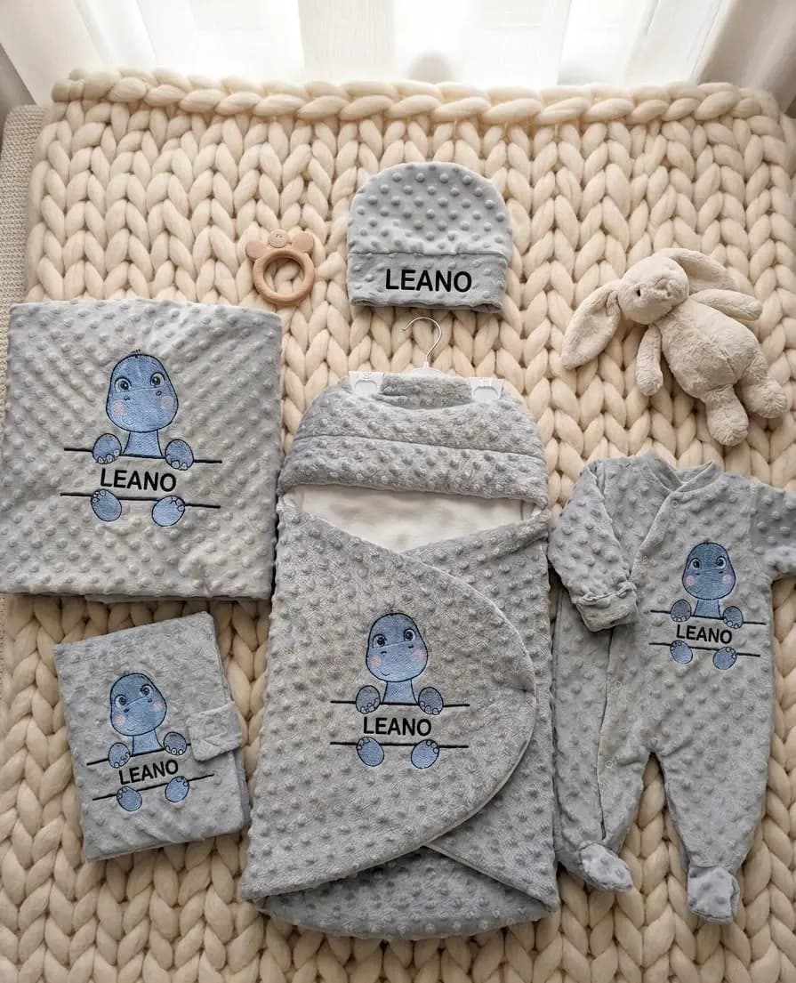 Ensemble personnalisé pour bébé | Sac de couchage, body, couverture, bonnet | Broderie dinosaure et prénom | Cadeau de naissance unique