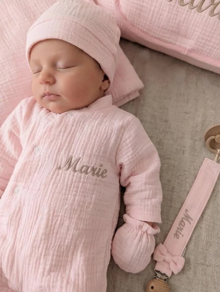 Ensemble de Naissance Personnalisé Gaze de Coton rose clair Pyjama, Bonnet, attache tétine Brodé et sac à lange- Cadeau naissance - image 3
