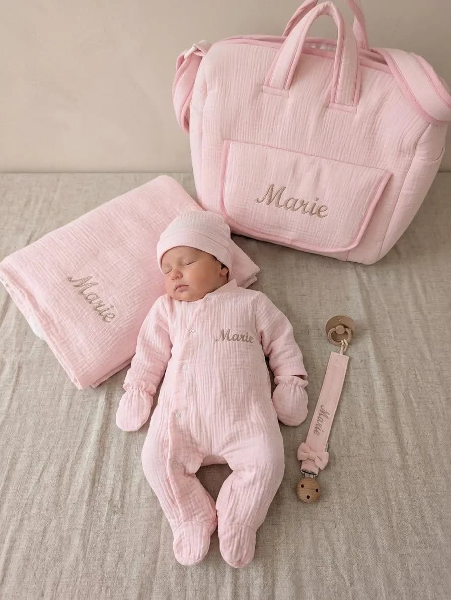 Ensemble de Naissance Personnalisé Gaze de Coton rose clair Pyjama, Bonnet, attache tétine Brodé et sac à lange- Cadeau naissance