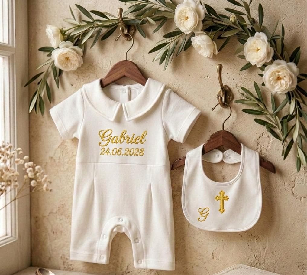 Tenue de Baptême Personnalisée Bébé Garçon | Barboteuse Blanche et Bavoir Brodés Or | Cadeau de Naissance, Parrain Marraine | Cérémonie