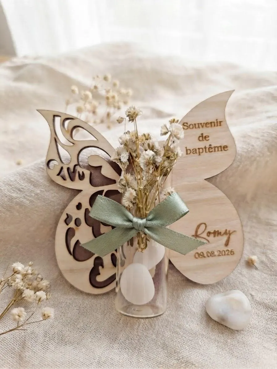 Faveur de Baptême Papillon en Bois gravé et Personnalisée - Cadeau Invité Naissance & Baby Shower dragée blanche noeud vert sauge