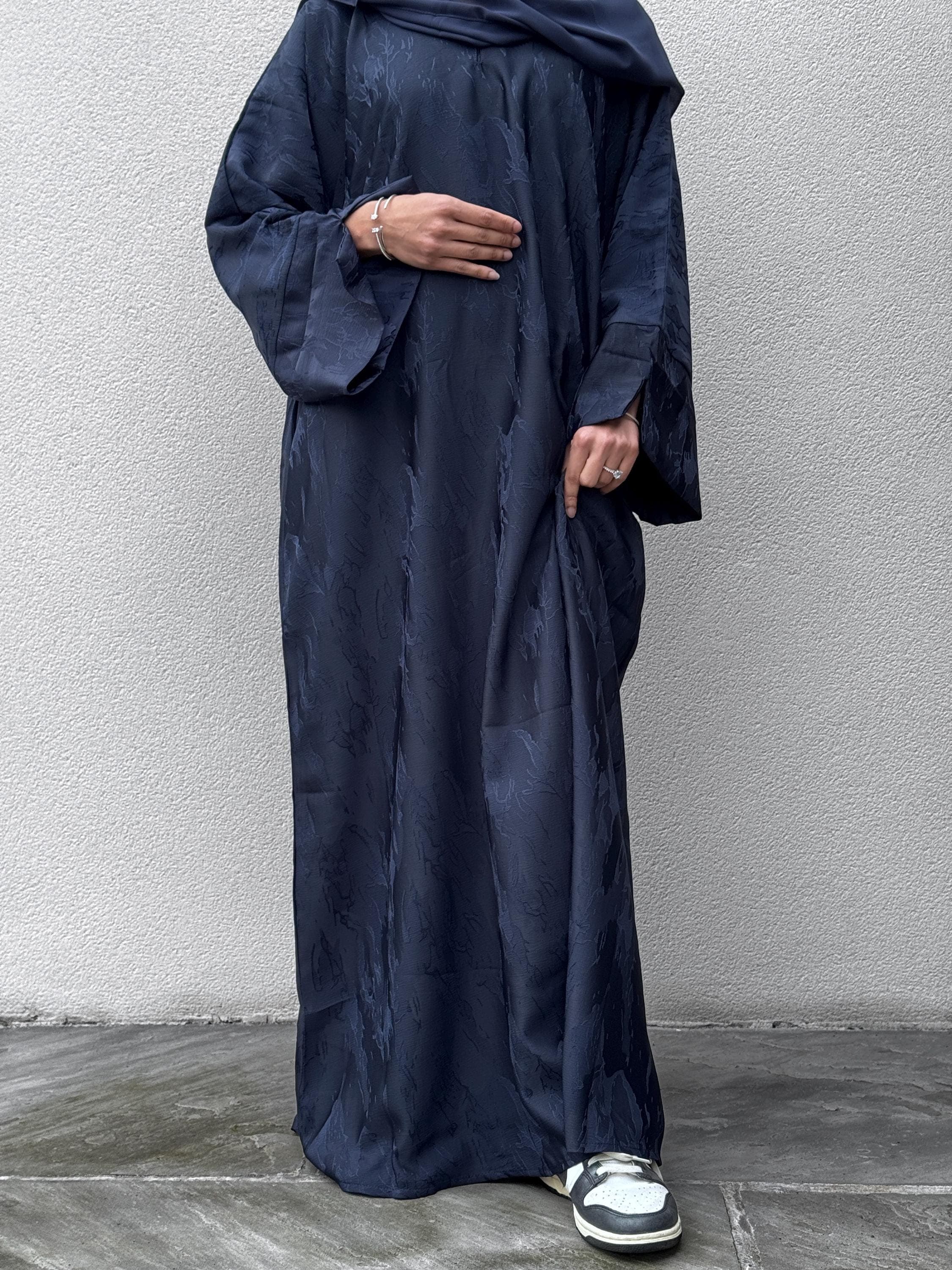 Elegant Jacquard Closed Abaya with Pockets and Scarf - Lightweight Women's - image 3