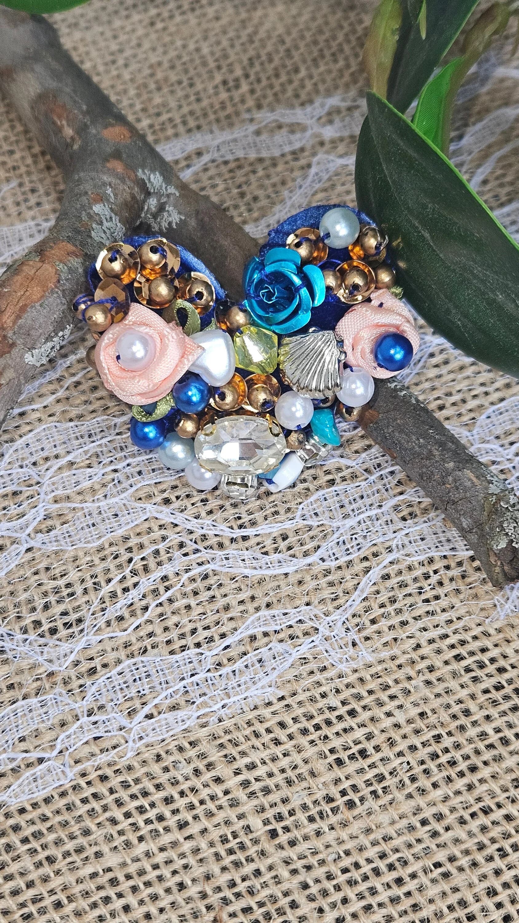 a wonderful  brooch piece perfect gifts for bridesmaids , bride, birthday, anniversary, mother's day