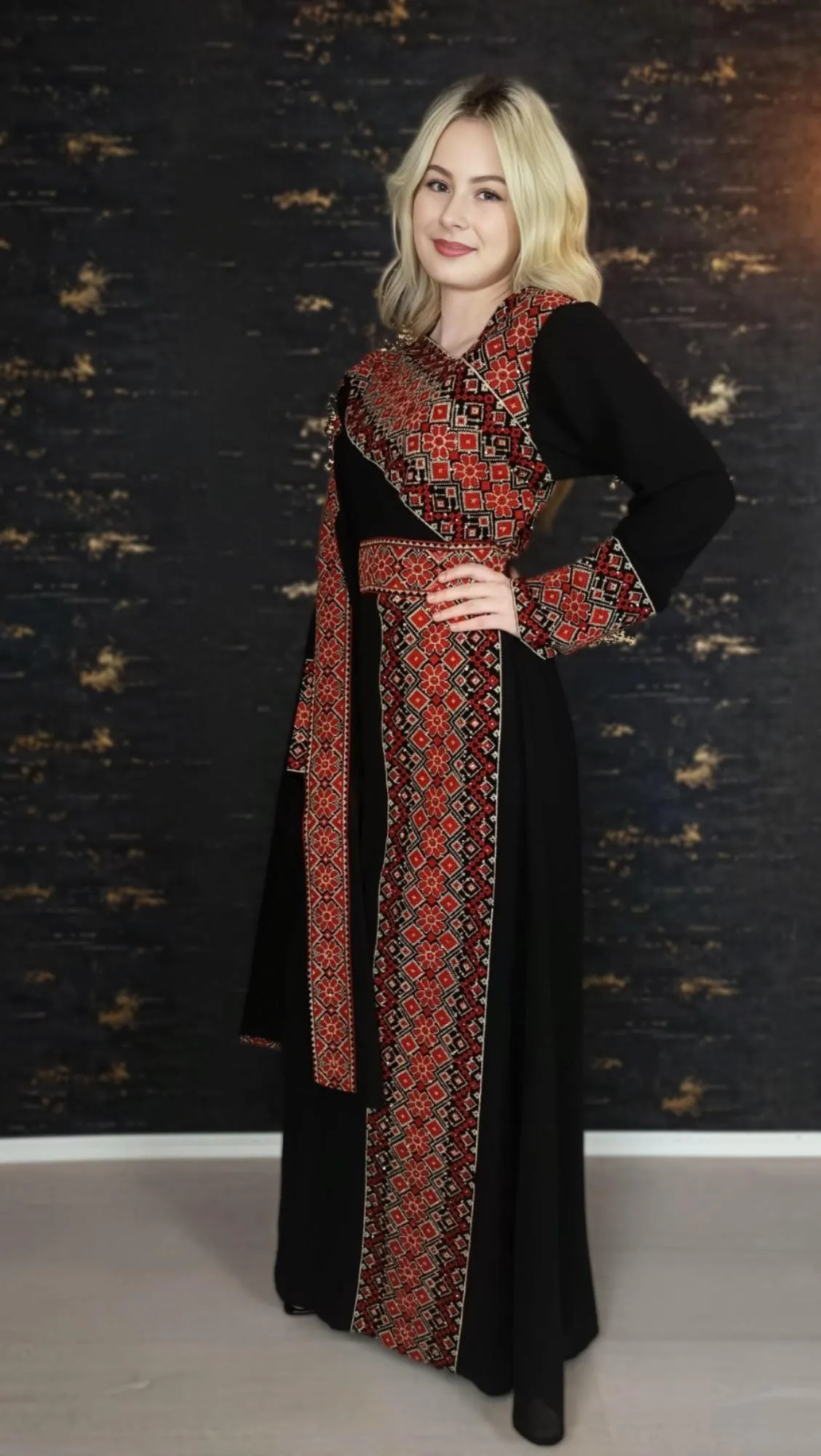 Kaftan Schaza mit Gürtel, schwarz, asymmetrischer Halsausschnitt, unterschiedliche Armlängen, bunte Stickerei, Kleid für besondere Anlässe