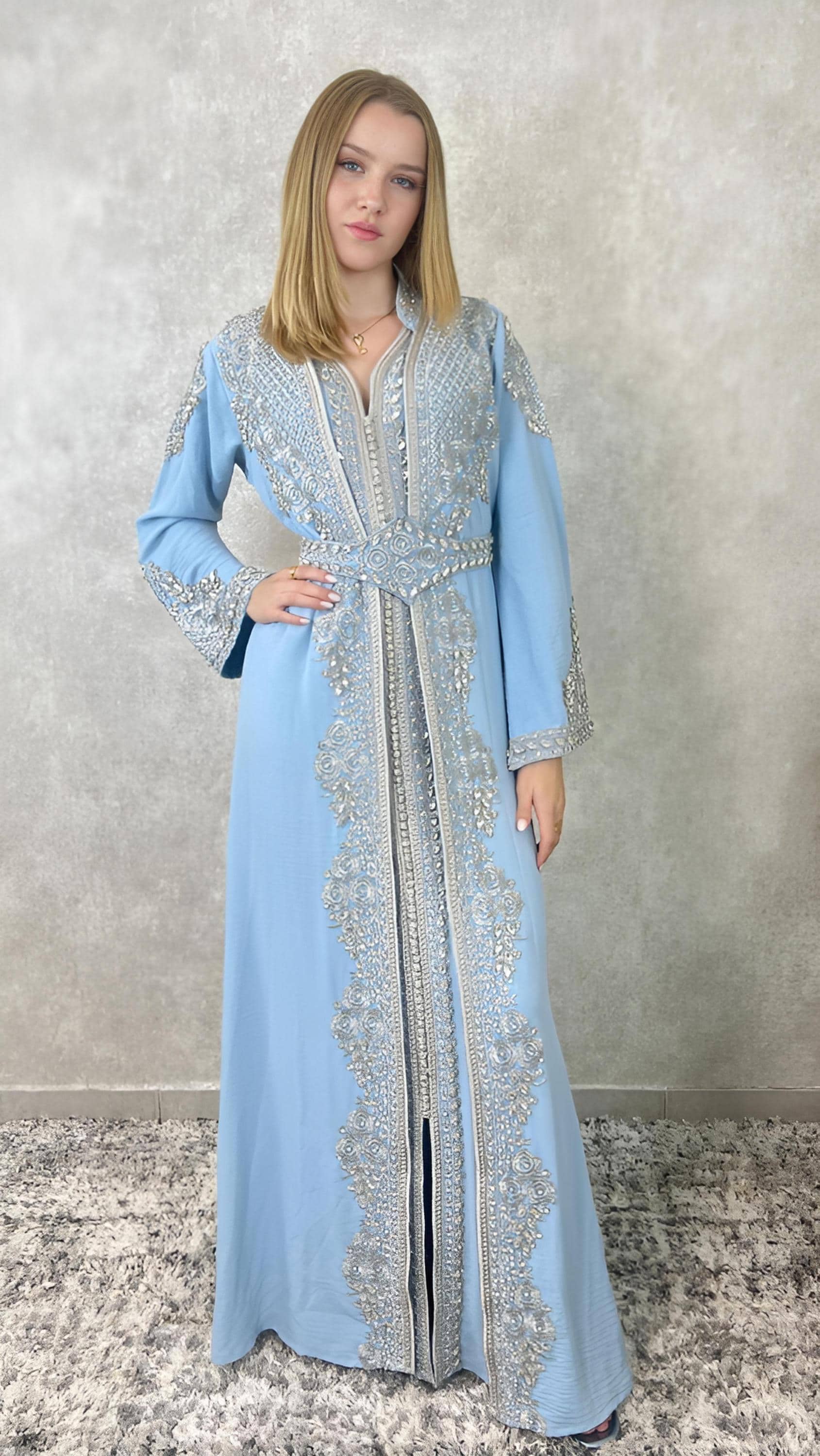 Kaftan Balkies mit Abaya, hellblau, Trompetenärmel, Gürtel,  silber Stickerei, Abendkleid, Hochzeitsdress, Verlobung, Hennakleid, Festkleid