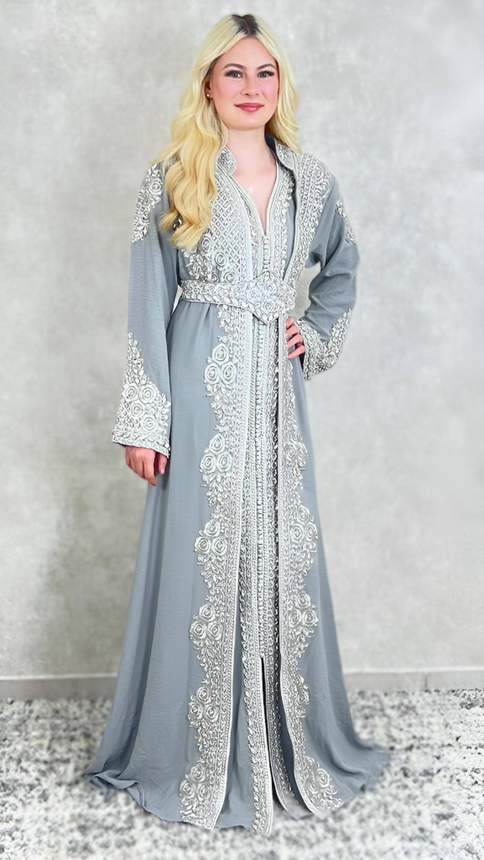 Kaftan Balkies mit Abaya, silbergrau, Trompetenärmel, Gürtel,  silber Stickerei, Abendkleid, Hochzeitsdress, Verlobung, Hennakleid,Festkleid