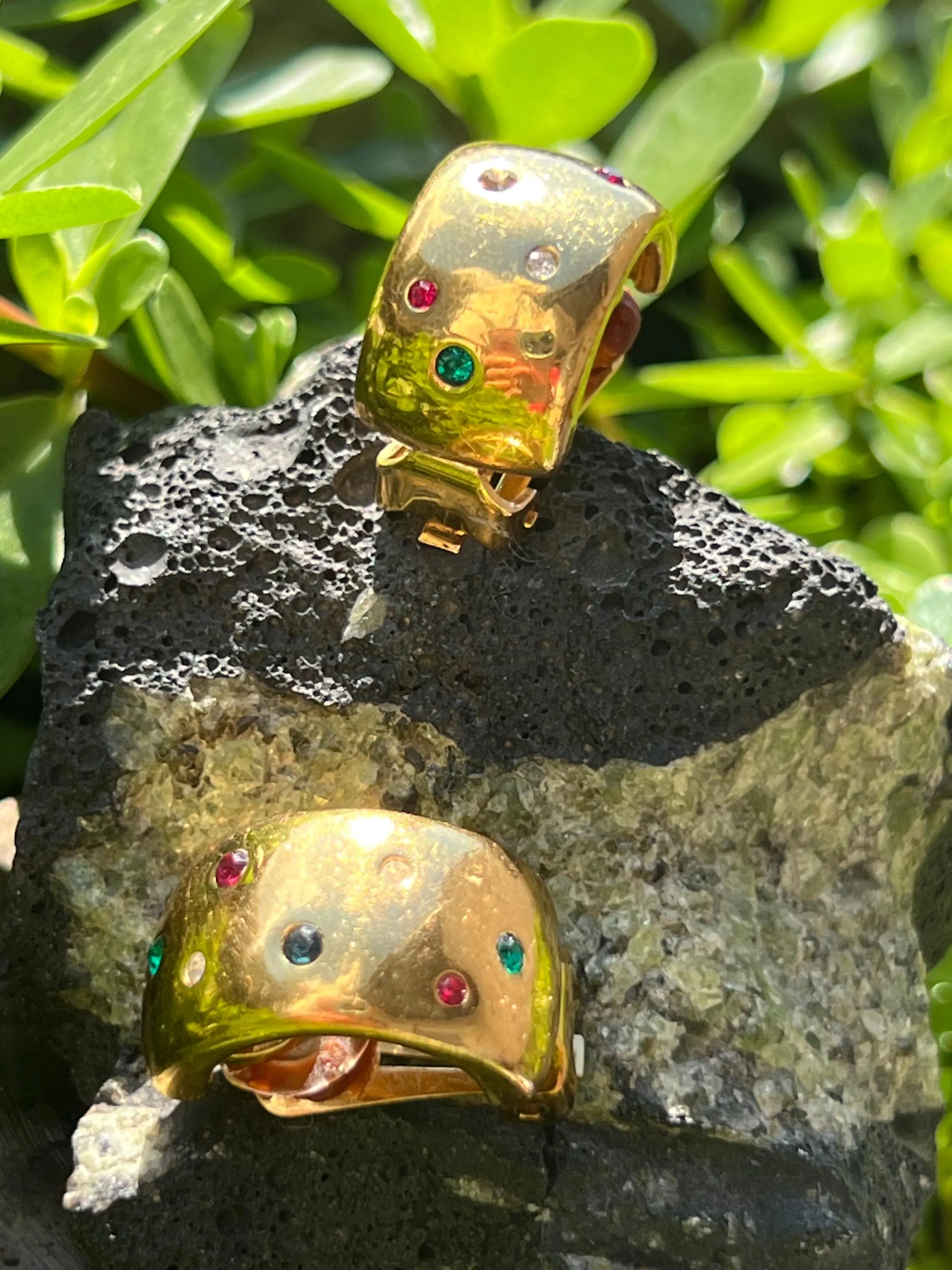 Signed Grossé clip-on earrings from the 1980s — gold-filled with 7 multicolour crystals. A rare luxury vintage piece in great condition. photo outdoor