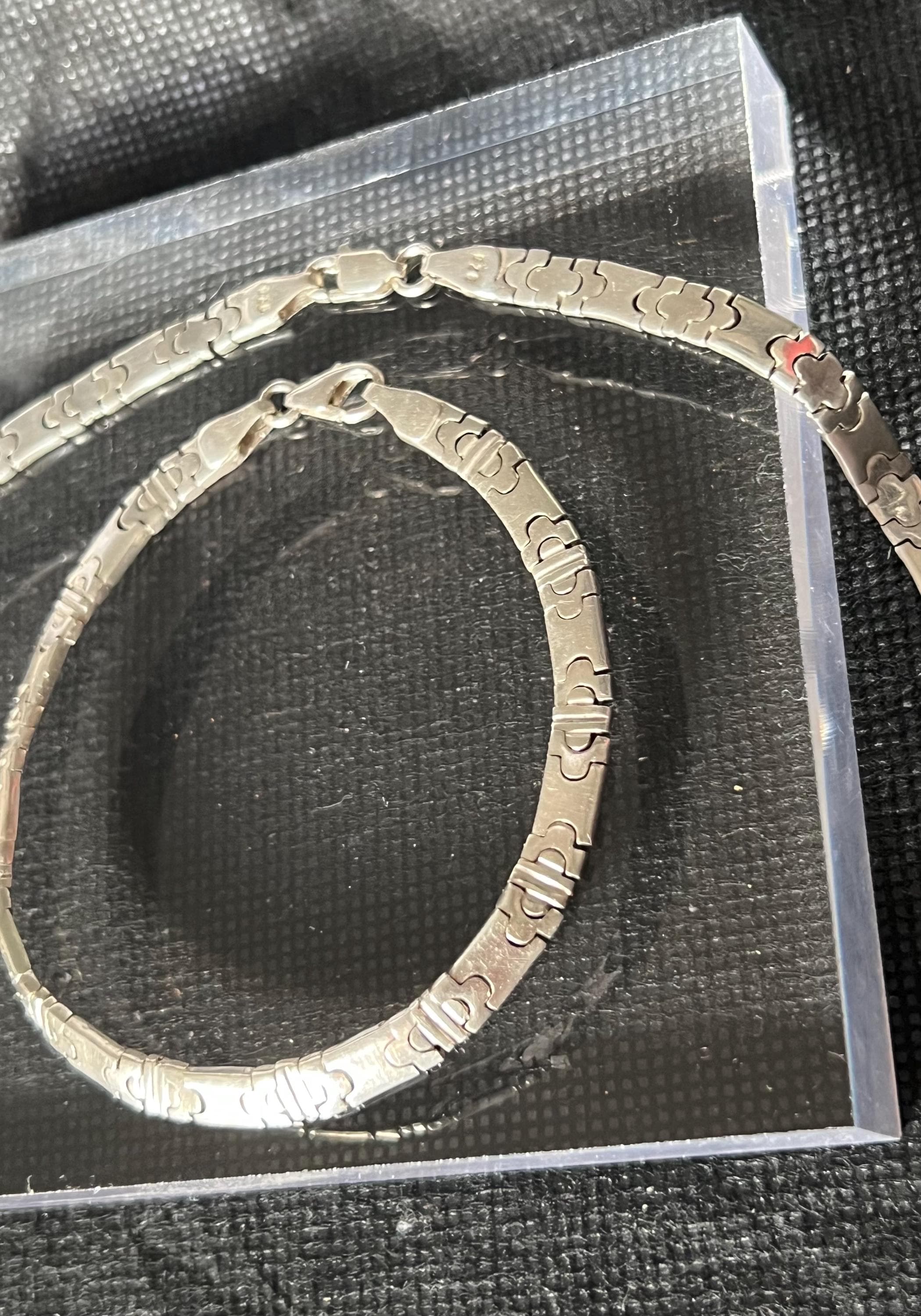Product photo showing vintage 925 silver link chain bracelet set with 7mm thick lick chain.