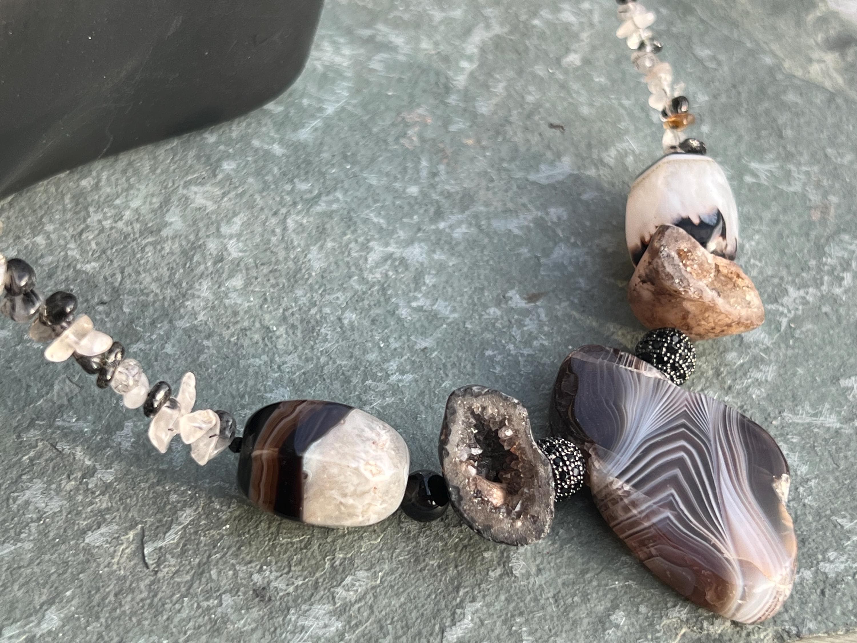 schwarze achat Geode achat rutilierte quarz schwarz & weiß halskette, black and white rutilated quartz natural agate geode.