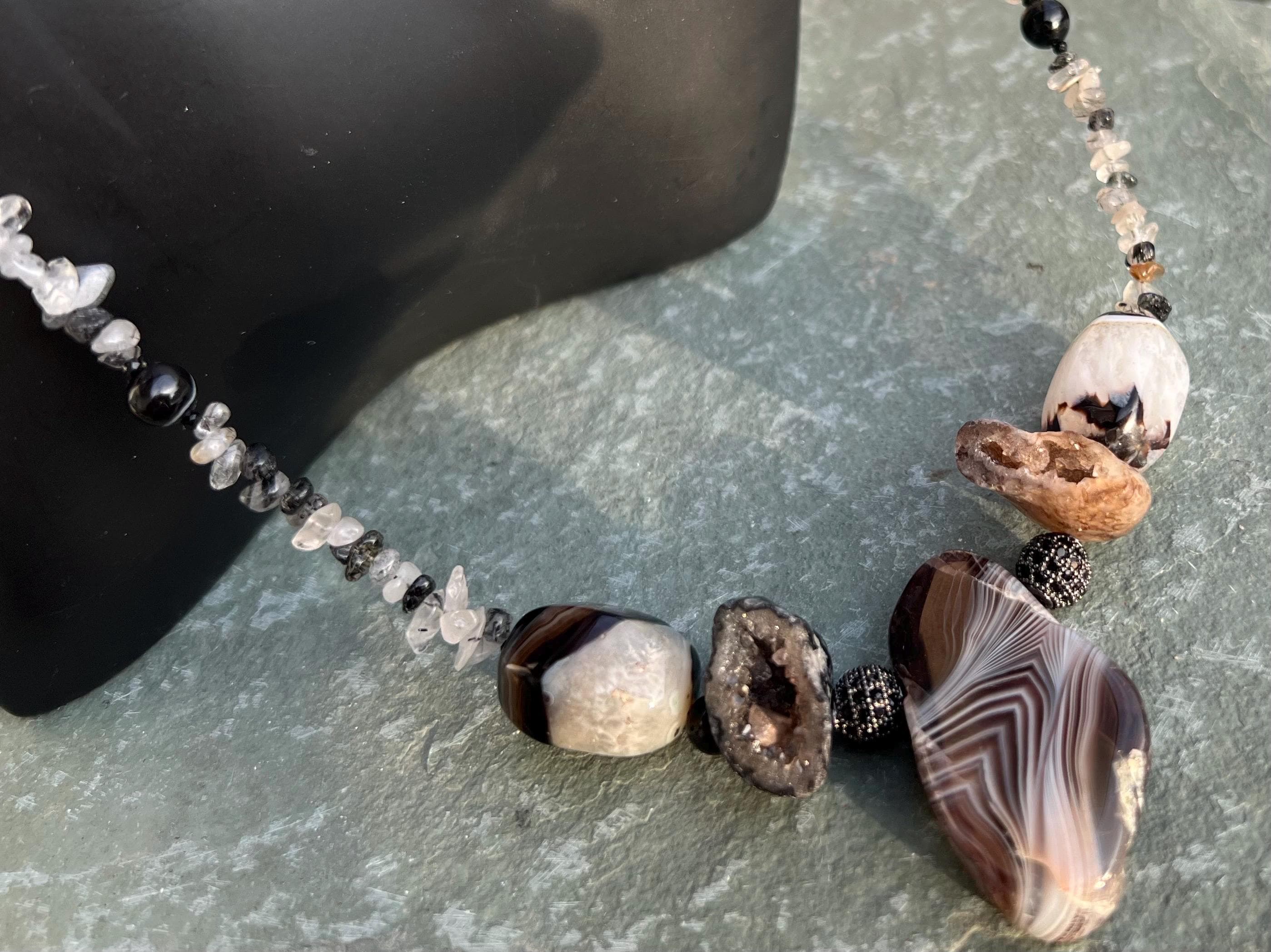 schwarze achat Geode achat rutilierte quarz schwarz & weiß halskette, black and white rutilated quartz natural agate geode.
