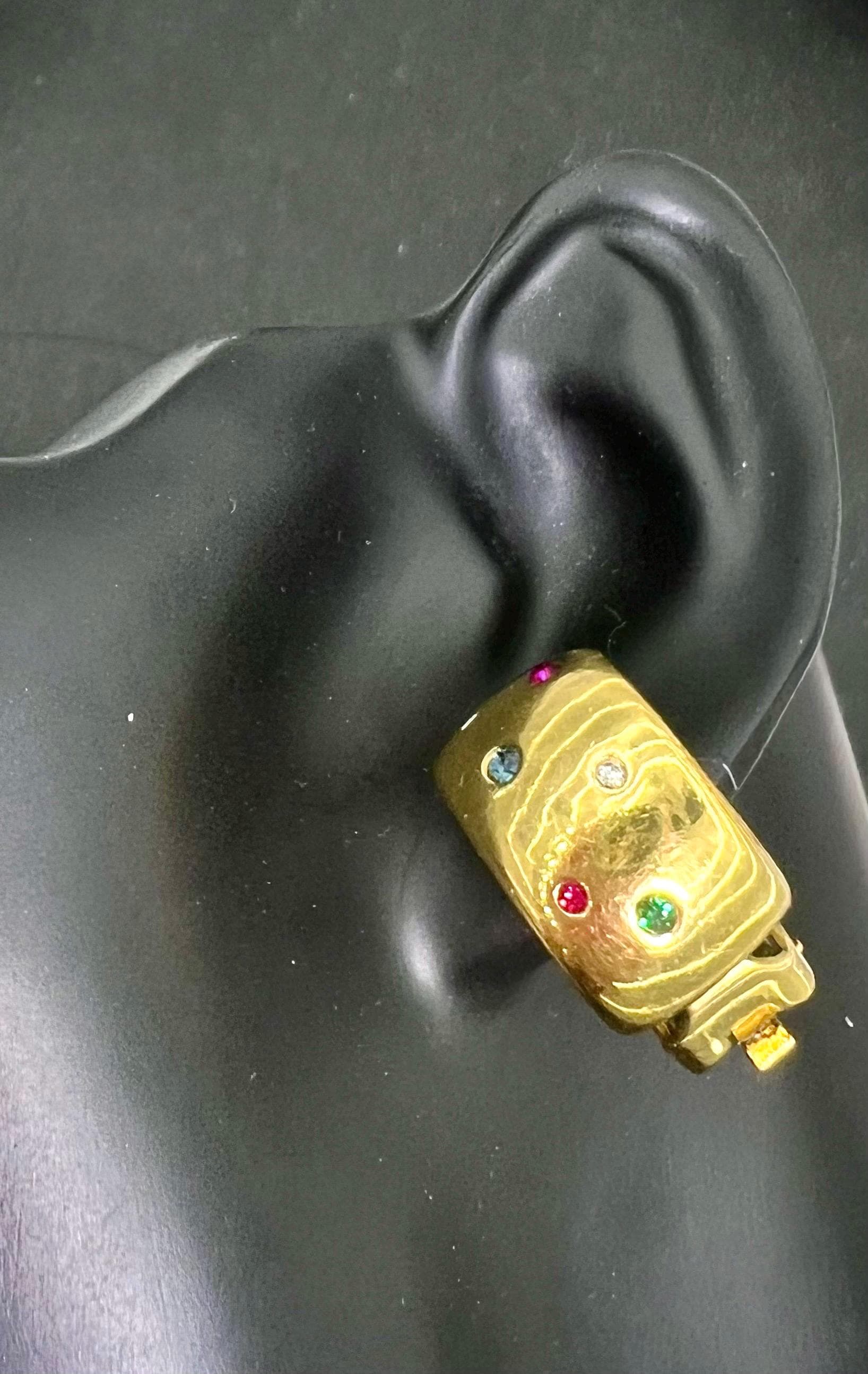 Signed Grossé clip-on earrings from the 1980s — gold-filled with 7 multicolour crystals. A rare luxury vintage piece in great condition. photo on manican