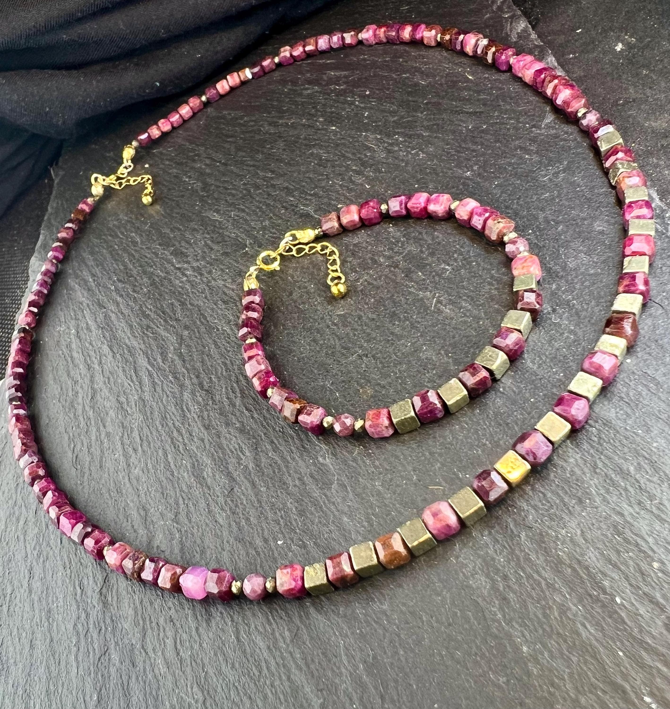 rubin halskette und armband, natuerliches edelsteinm, schmuckset, 925er silber, vergoldet, herzchakra, meditationsenergie