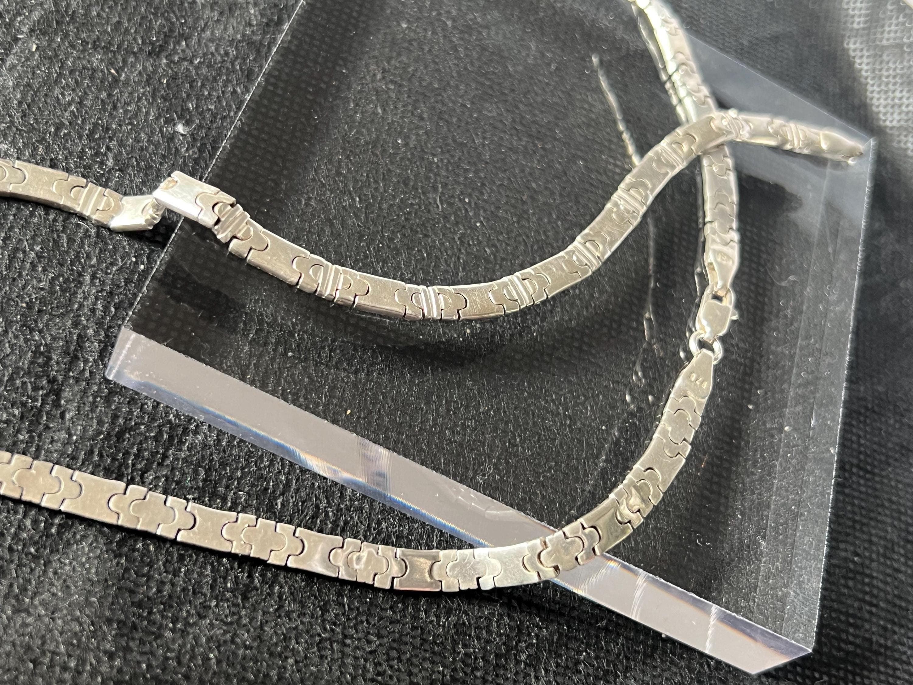 Product photo showing vintage 925 silver link chain necklace and bracelet set with 7mm thick lick chain. close up