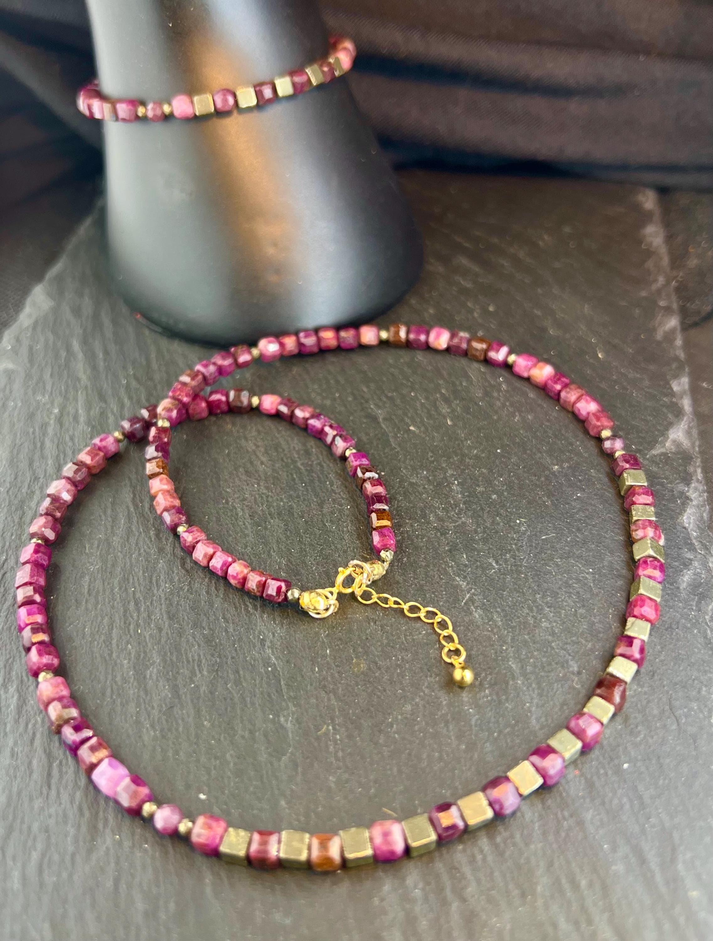 rubin halskette und armband, natuerliches edelsteinm, schmuckset, 925er silber, vergoldet, herzchakra, meditationsenergie