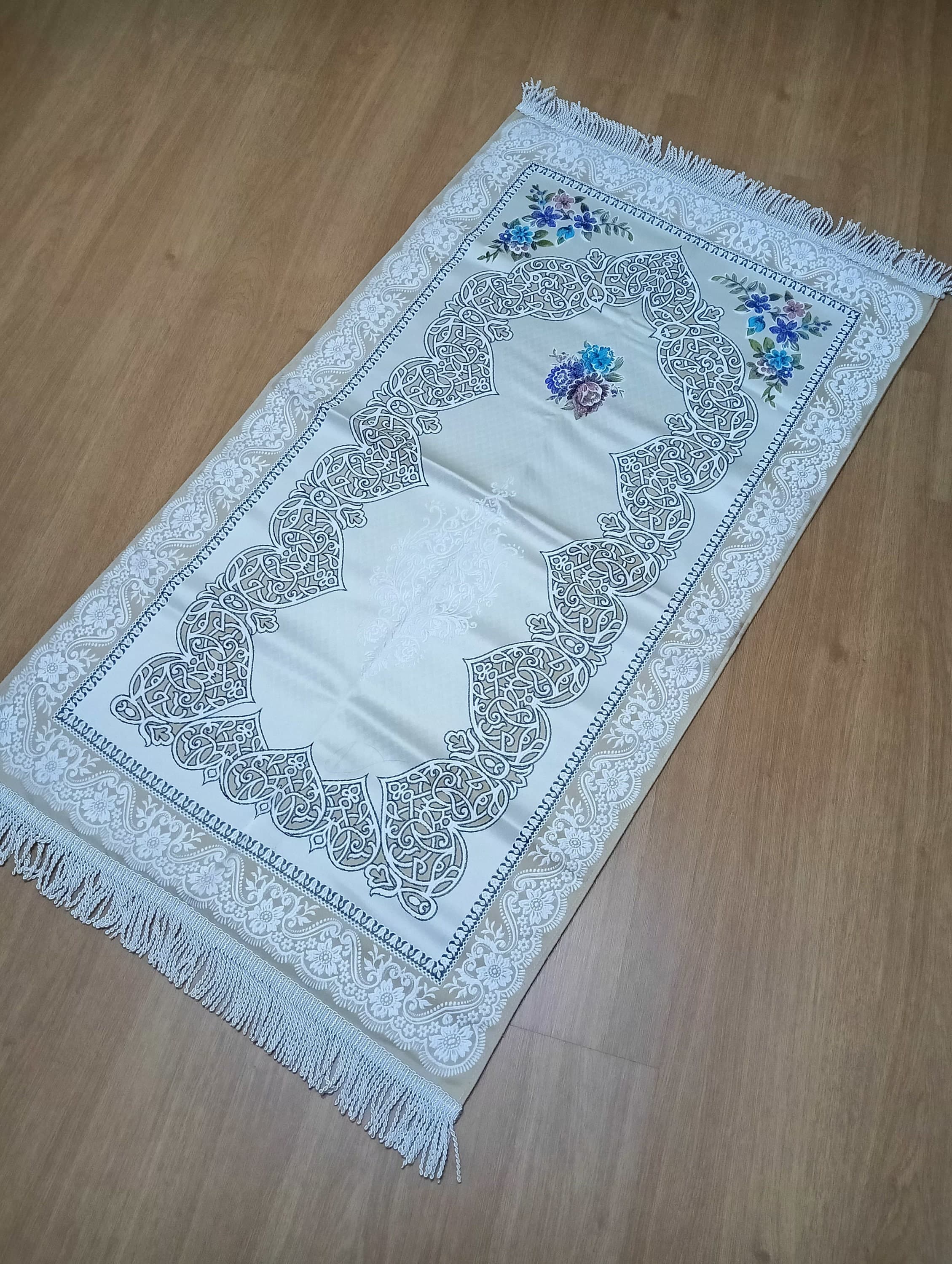 Floral Chenille Prayer Mat: Handwoven Islamic Sejadah