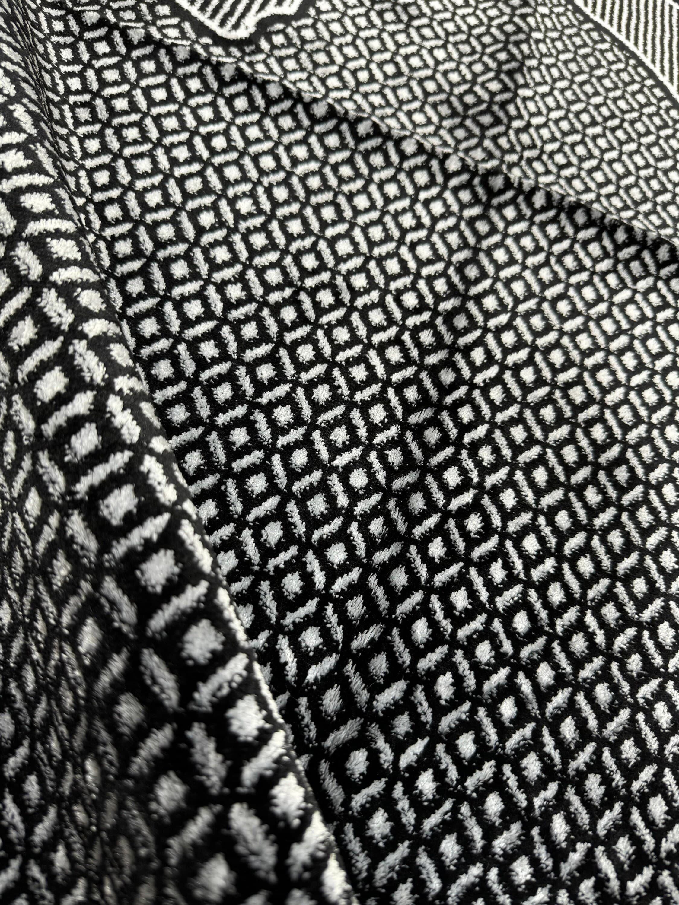 Kaaba Patterned Prayer Rug: Chenille Velvet Muslim Gift (3.7x2.1 ft) - image 4