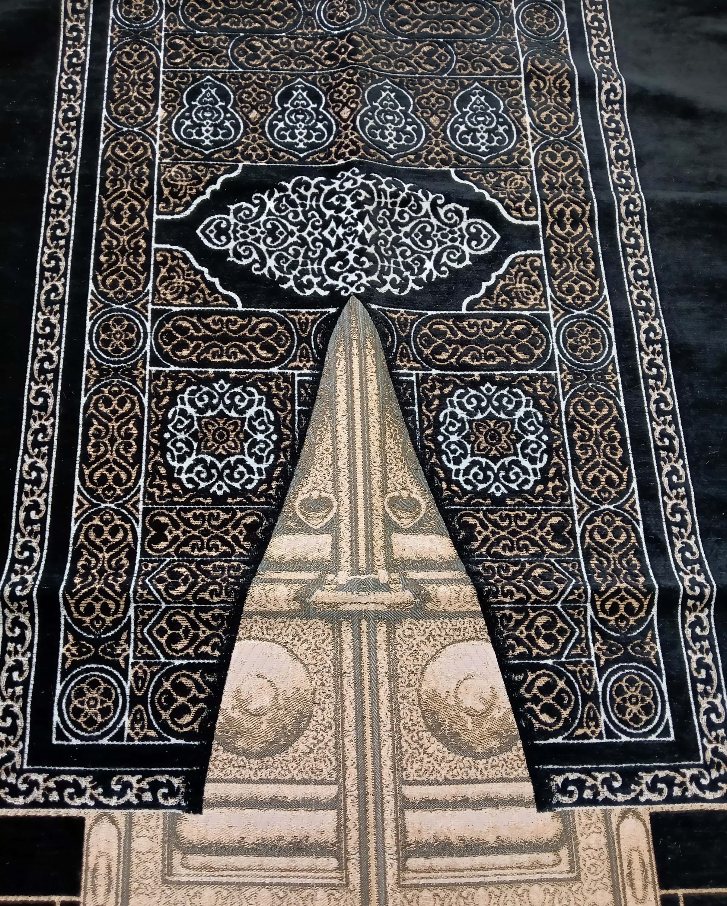 Kaaba Door Pattern Prayer Mat: Black Chenille Islamic Rug - image 5