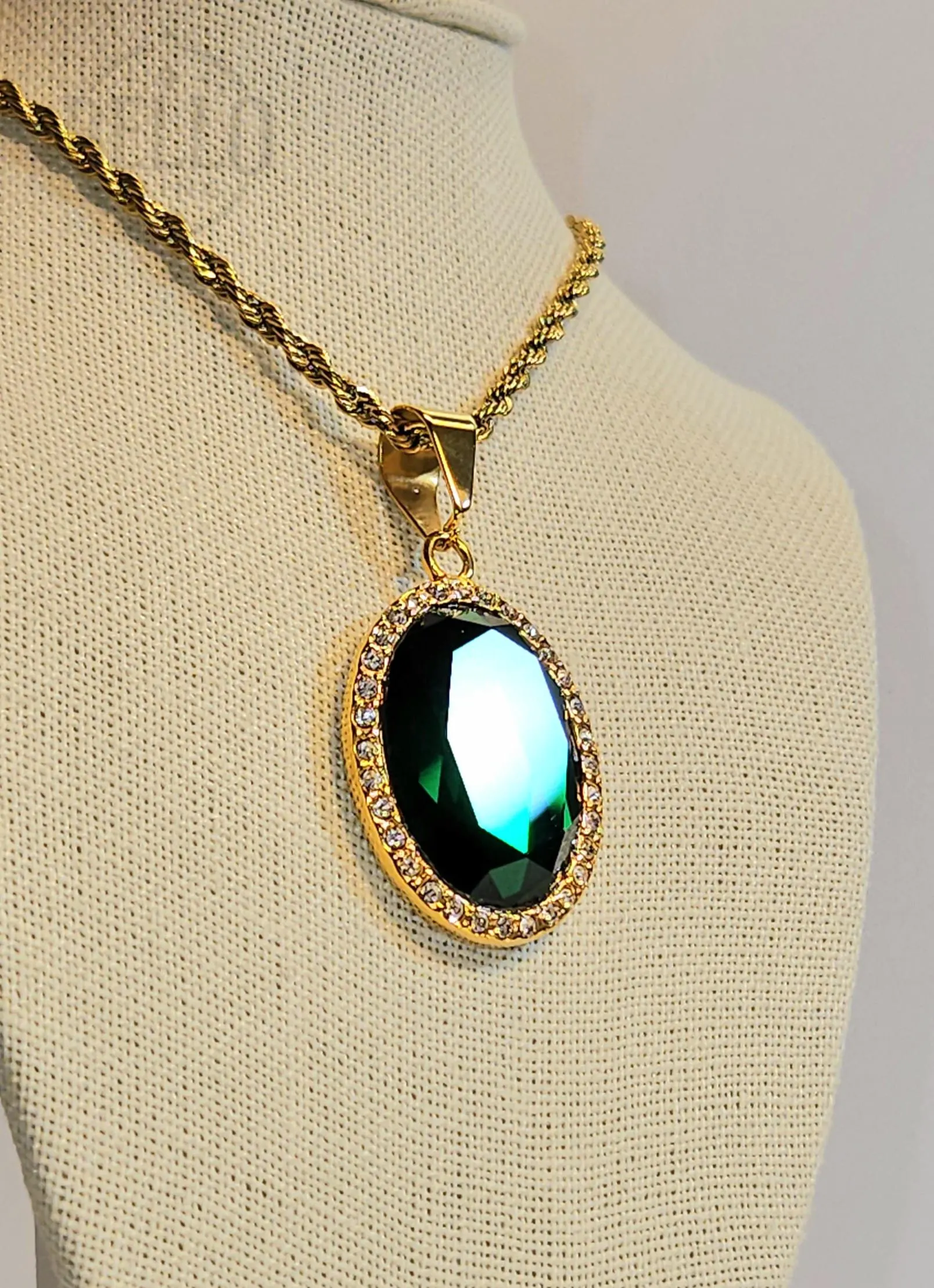 Emerald Green Necklace, Statement Necklace, Luxury Pendant, Elegant Jewelry, Unique Pendant, Stylish Necklace, Green Gemstone Necklace, Evening Jewelry, Party Necklace, Trendy Jewelry, Anniversary Gift, Birthday Gift, Perfect Gift Jewelry