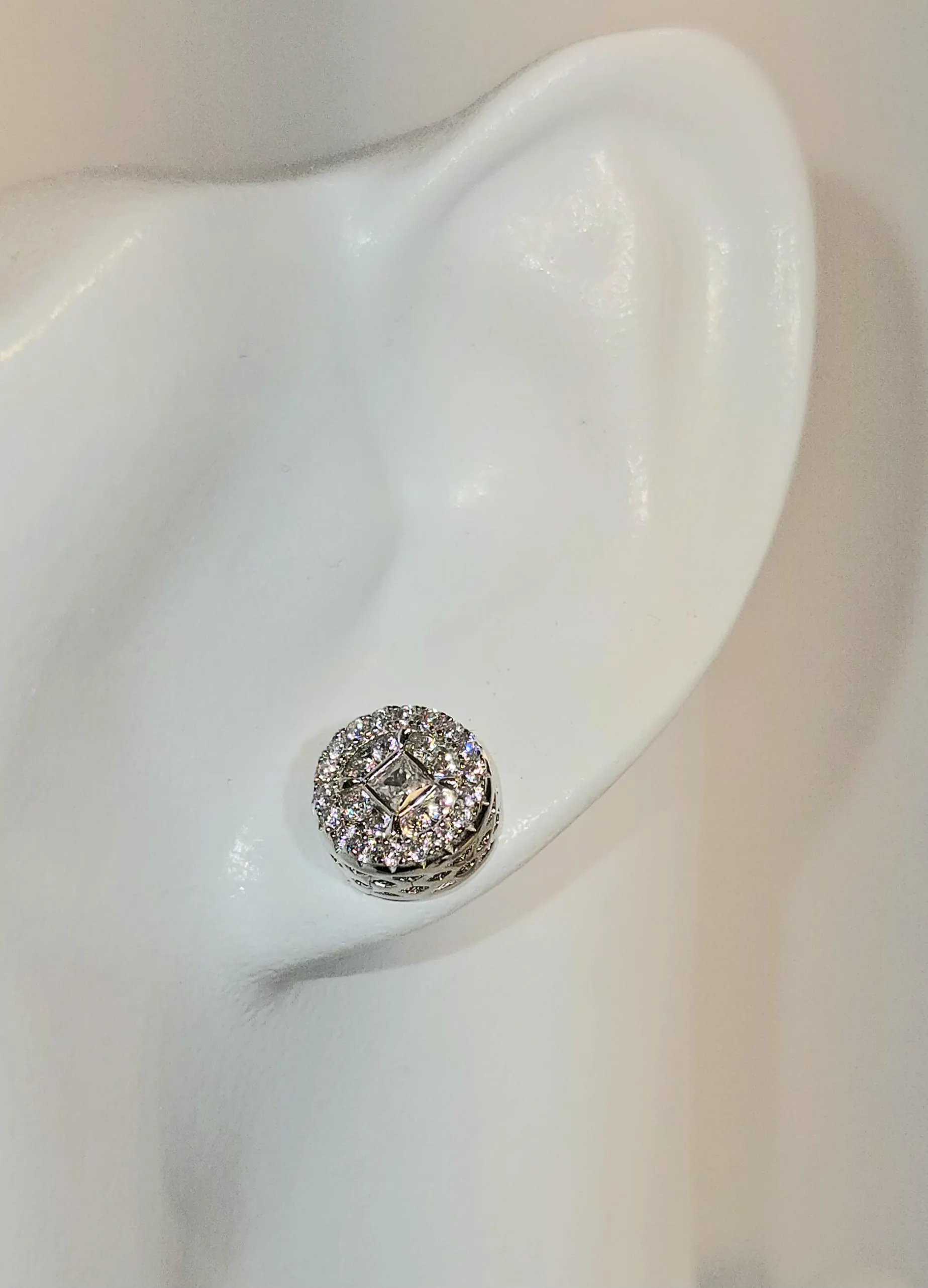 Sterling Silver Earrings, Unisex Jewelry, CZ Stud Earrings, Hypoallergenic Earrings, Classic Studs, Round Design Earrings, Elegant Jewelry, Sparkling Earrings, Minimalist Earrings, Round Stud Earrings, Luxury Earrings, Simple Studs, Petite Earrings